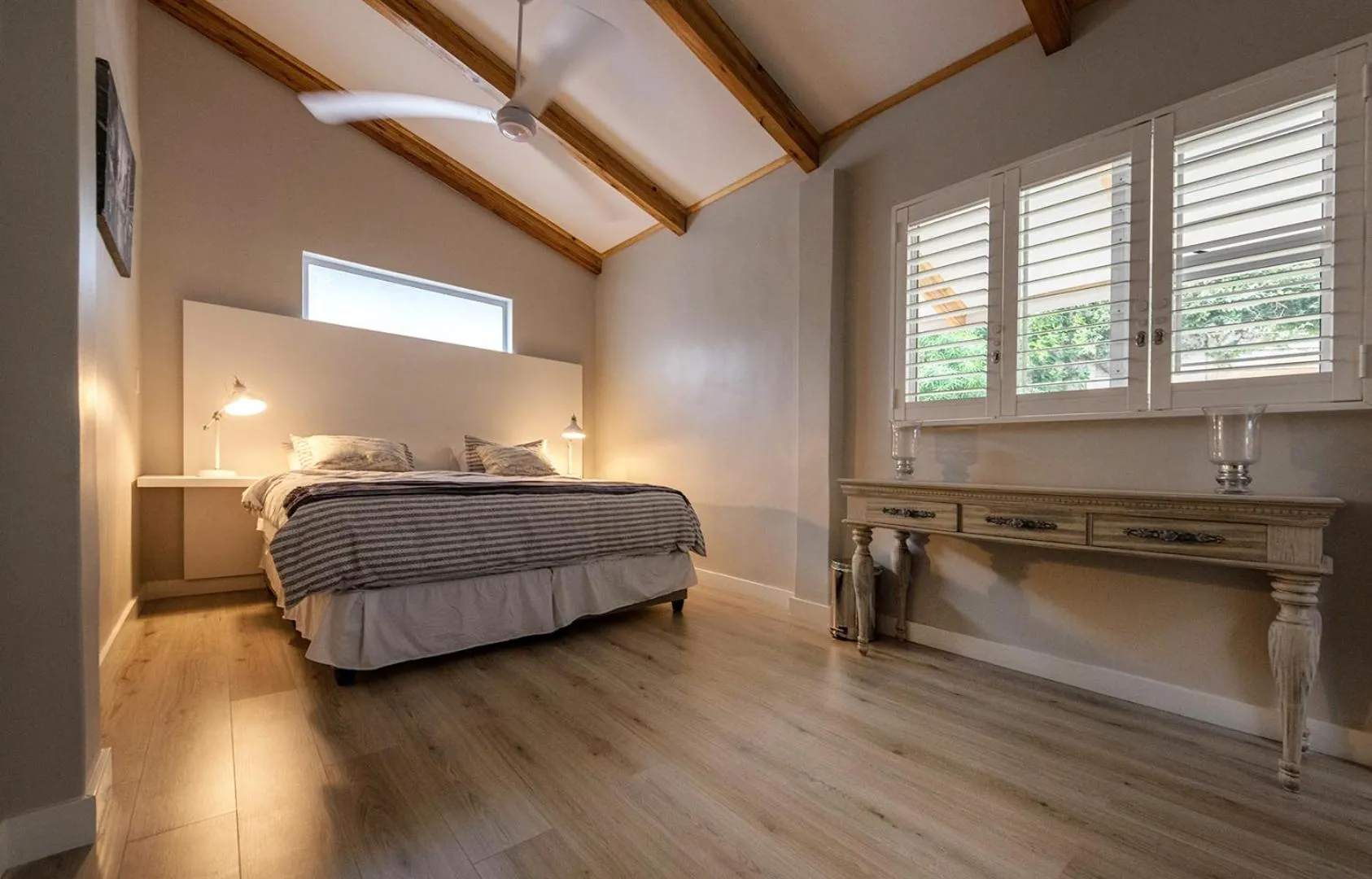 Photo of the whole room, Bed in Umhlanga Lodge