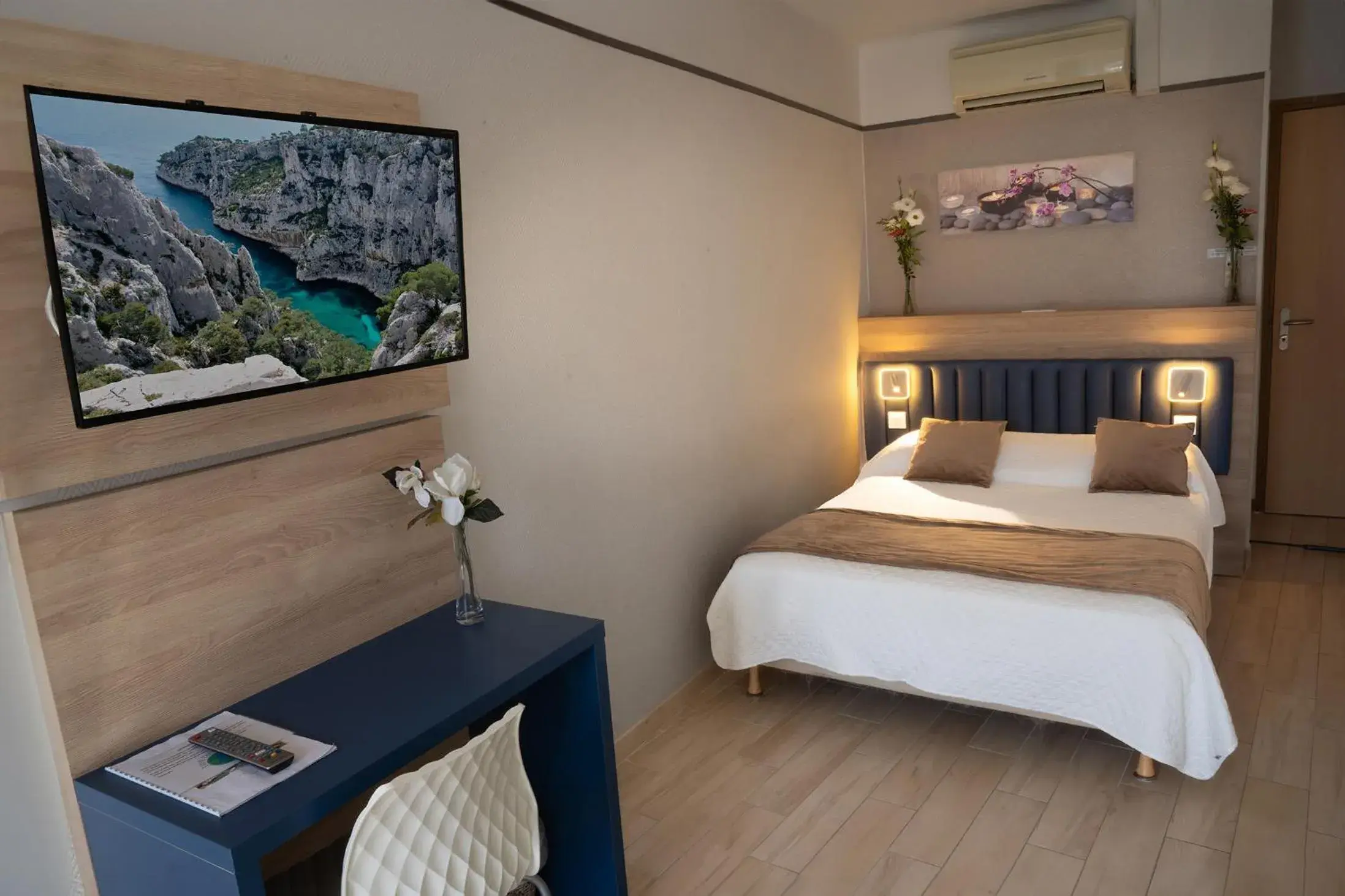 Double Standard Room with Sea View in Hotel Le Golfe Double Standard Room with Sea View in Hotel Le Golfe