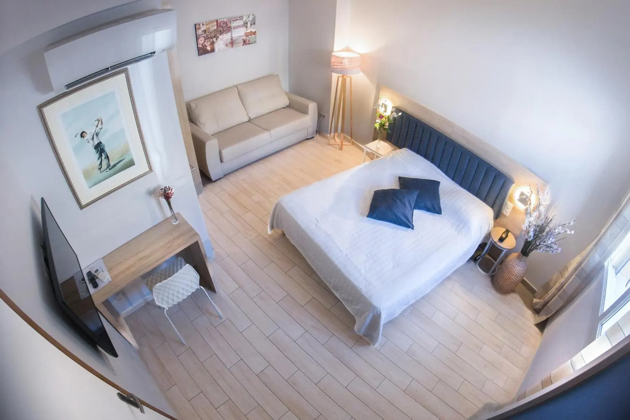 Family room with rear view in Hotel Le Golfe Family room with rear view in Hotel Le Golfe