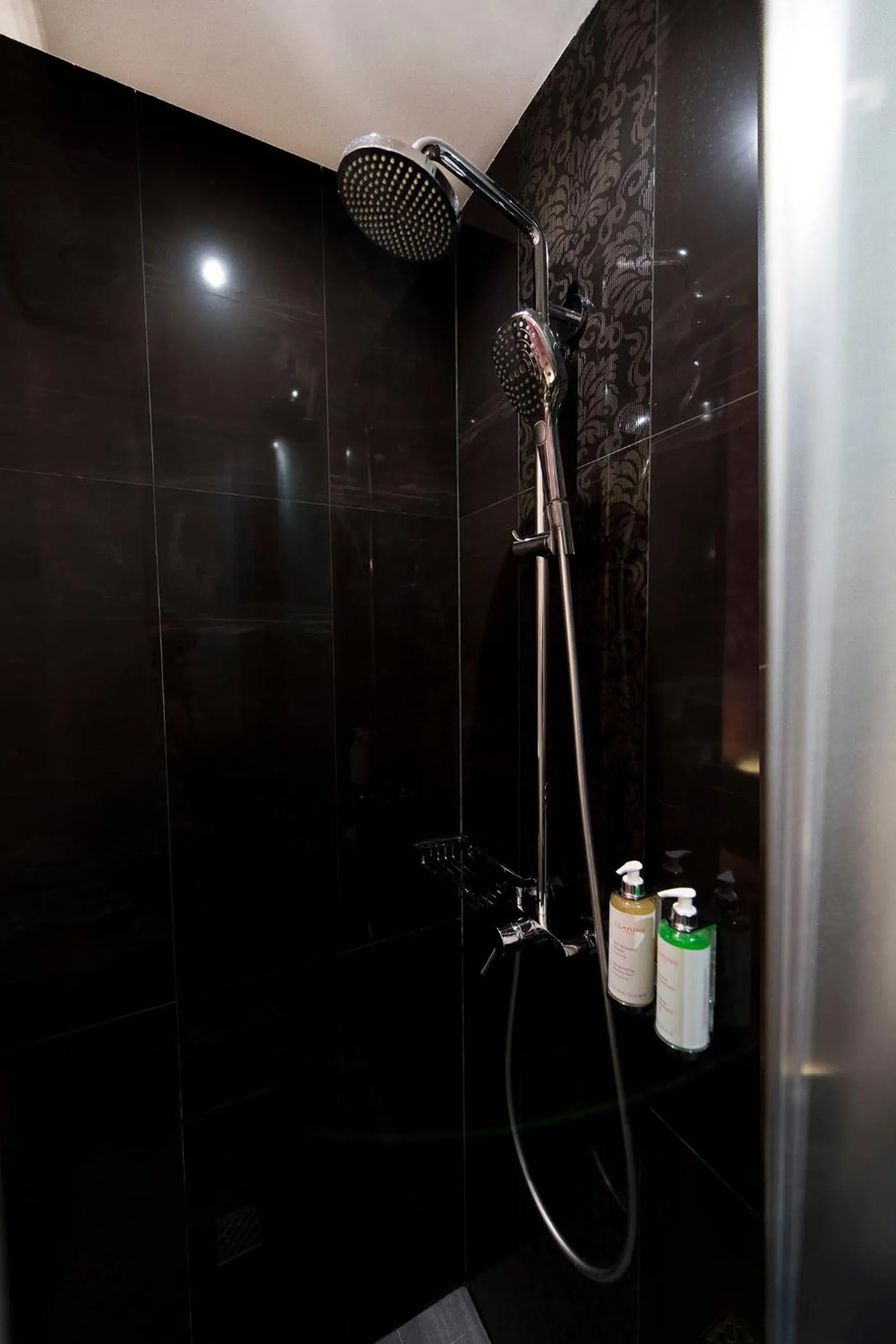 Shower in Posada del Dragón Boutique Hotel