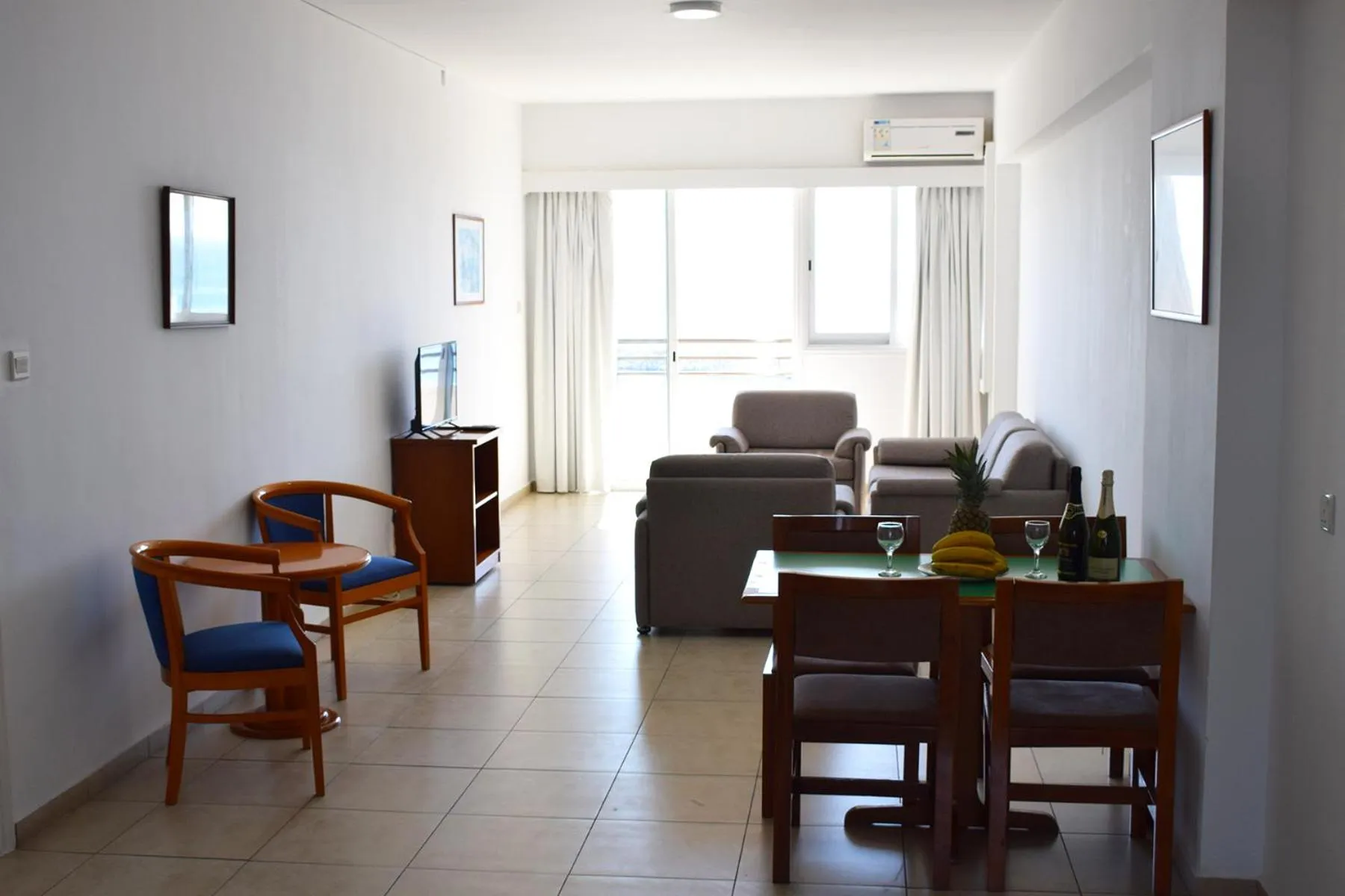 Living room in Sun Hall Beach Hotel Apartments
