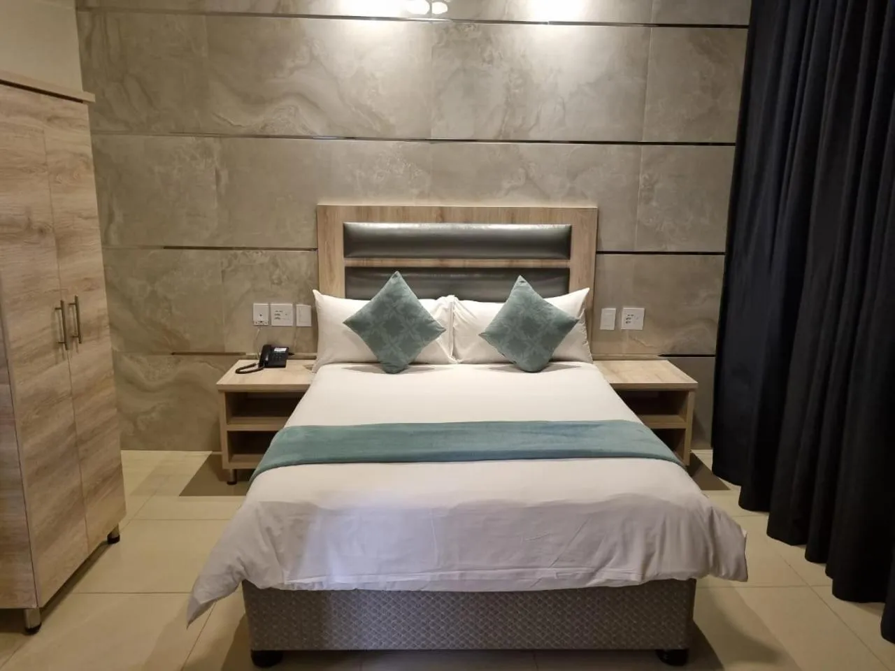 Photo of the whole room, Bed in Bayside Hotel 116 West Street