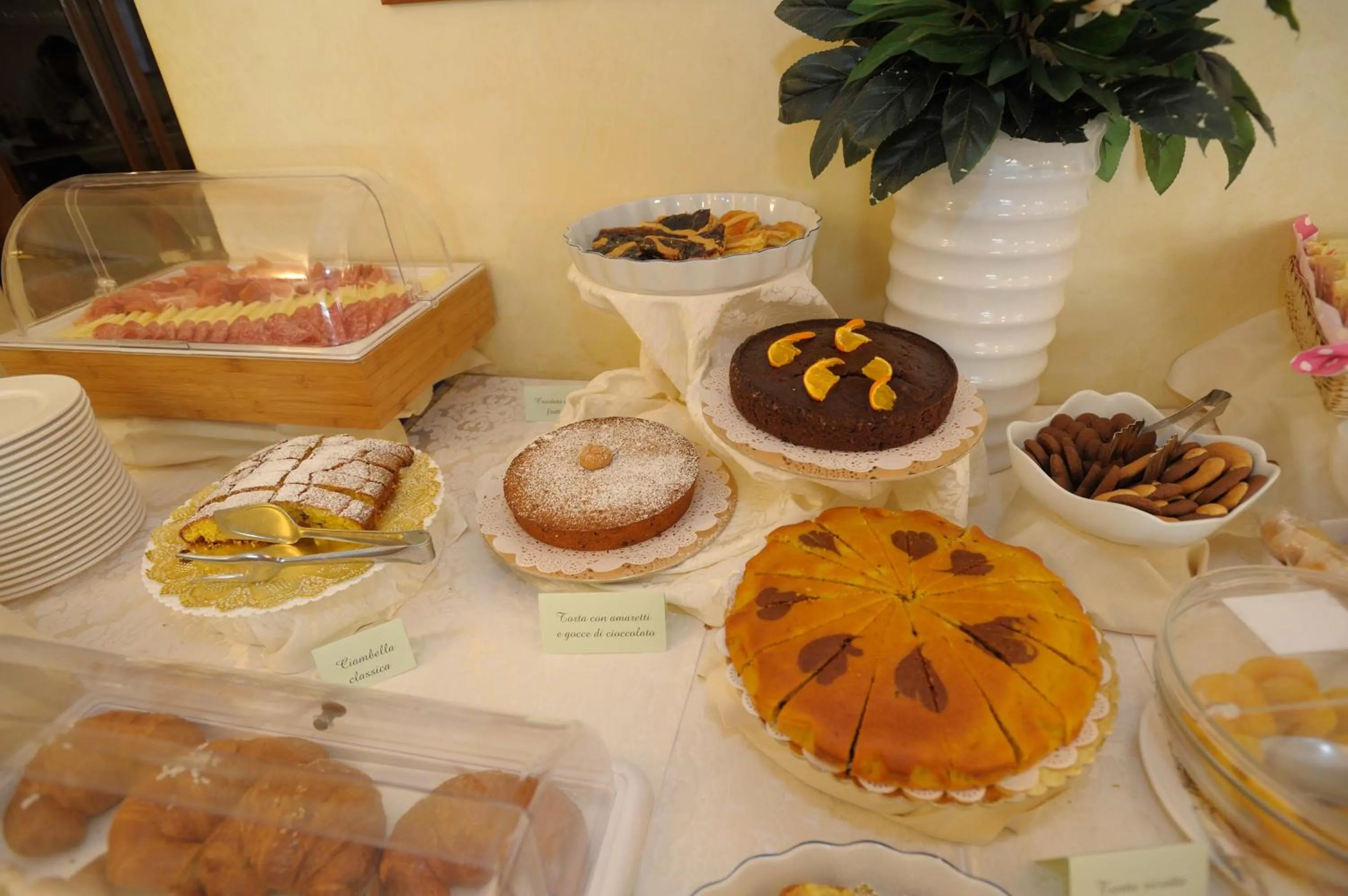 Buffet breakfast in Hotel Tenerife