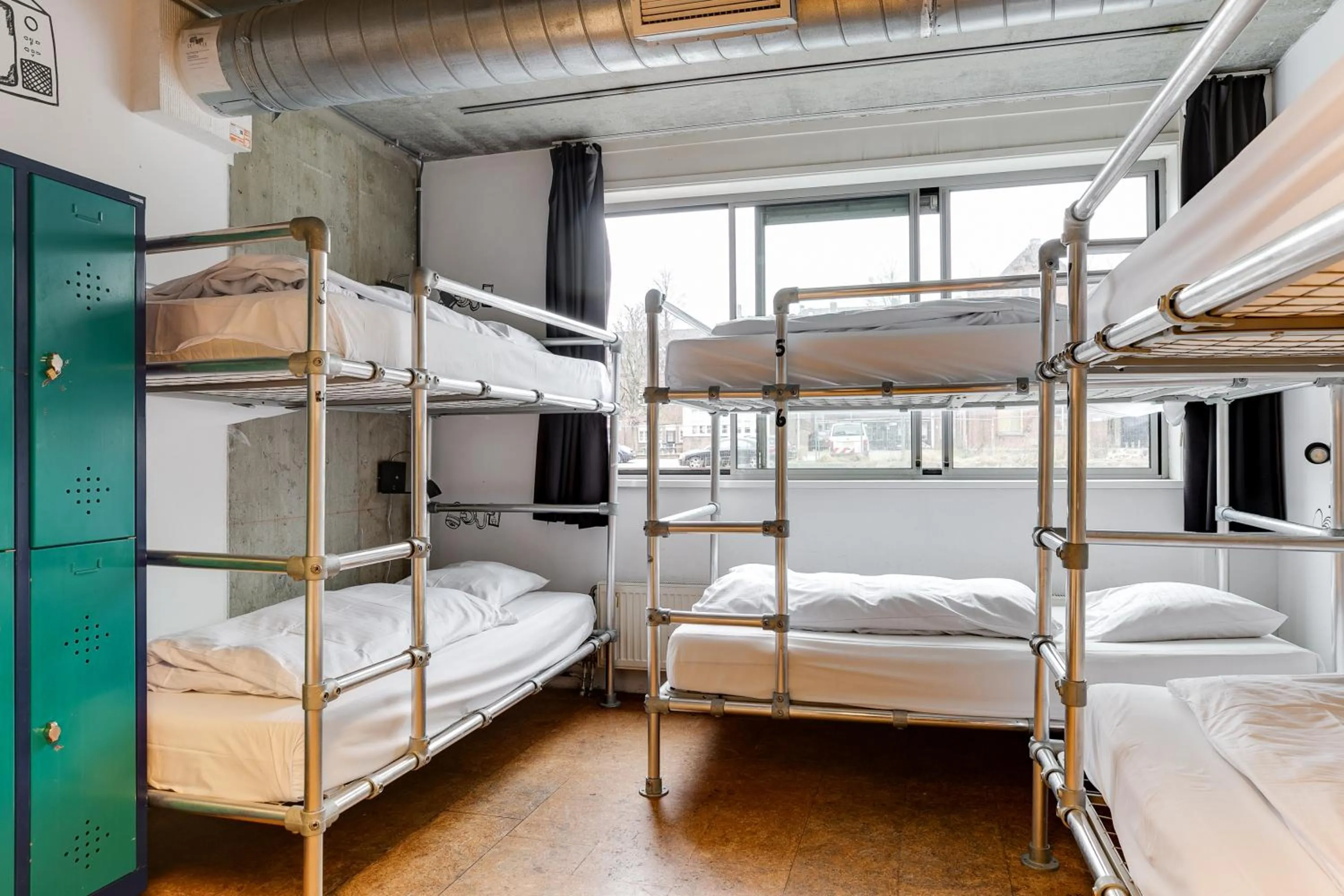 Photo of the whole room, Bed in ClinkMama