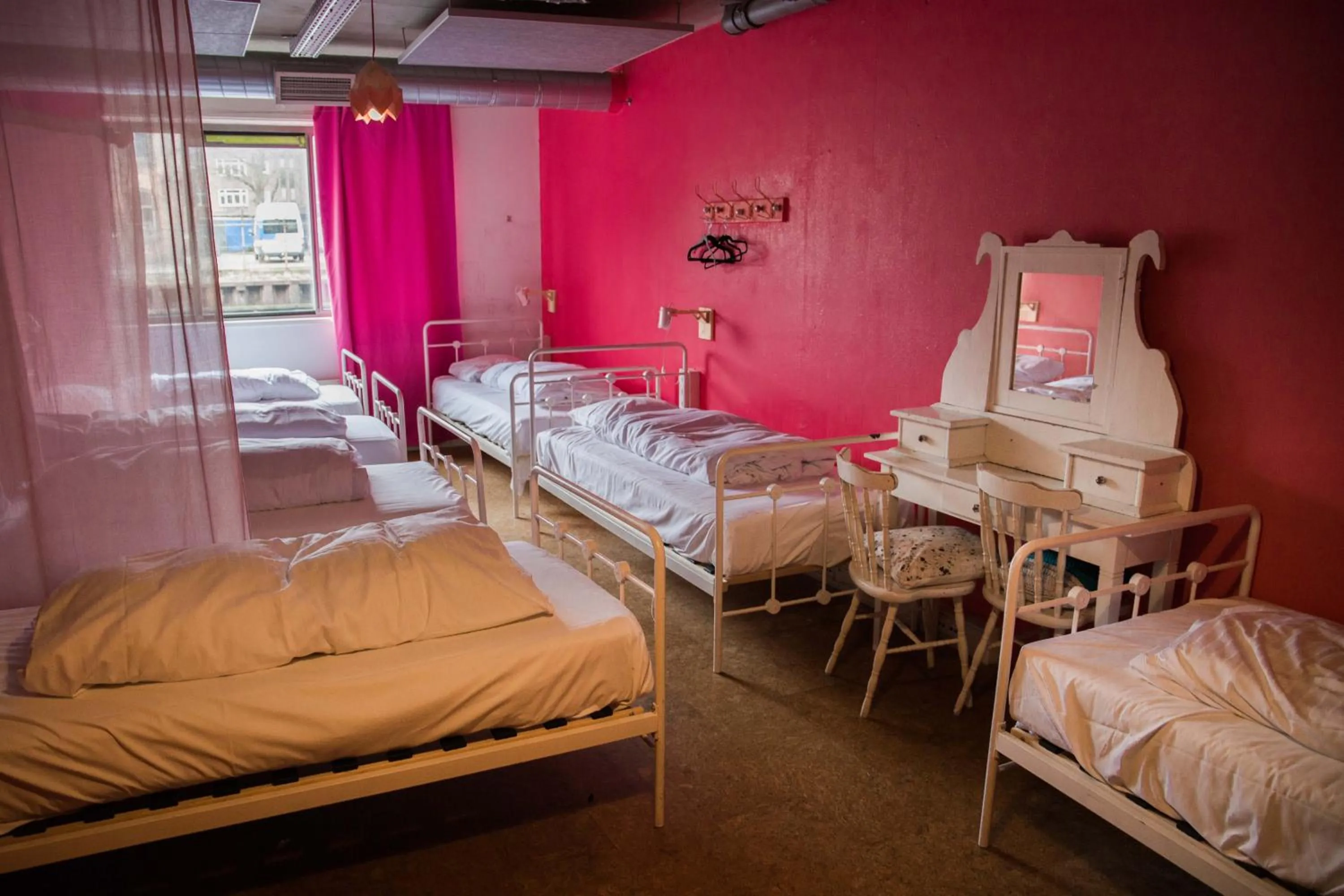 Photo of the whole room, Bed in ClinkMama