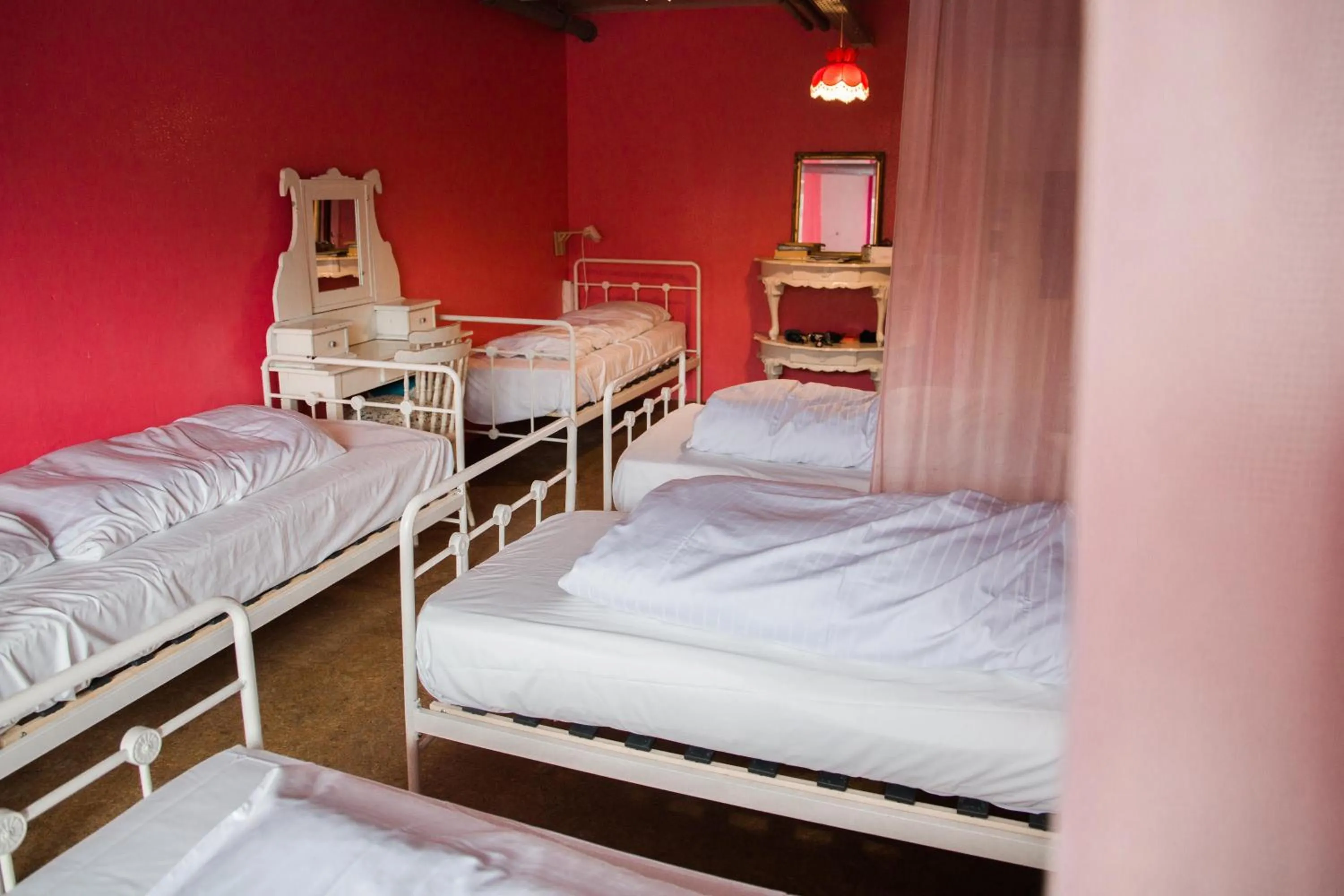 Photo of the whole room, Bed in ClinkMama