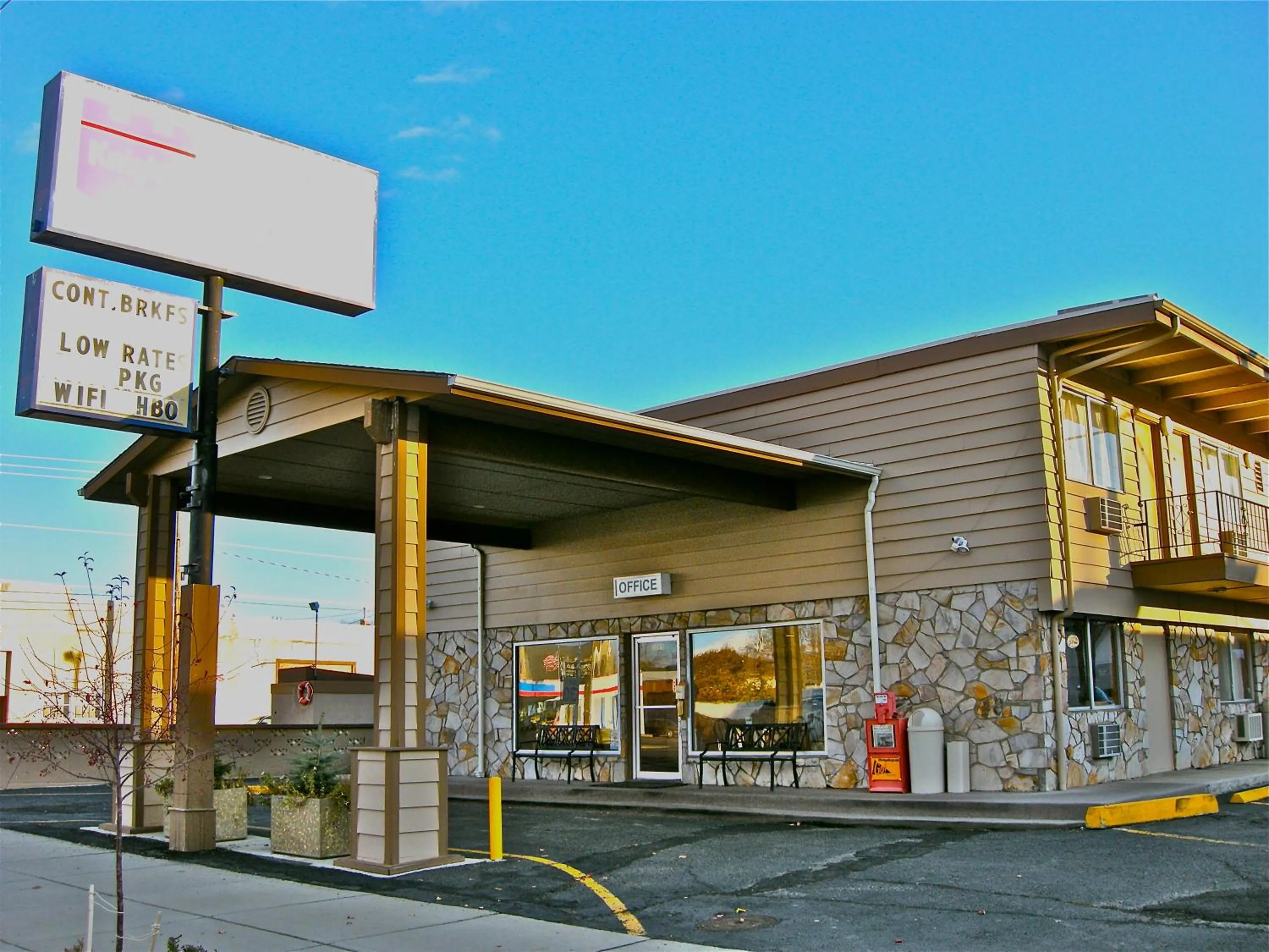 Facade/entrance in Knights Inn - Baker City
