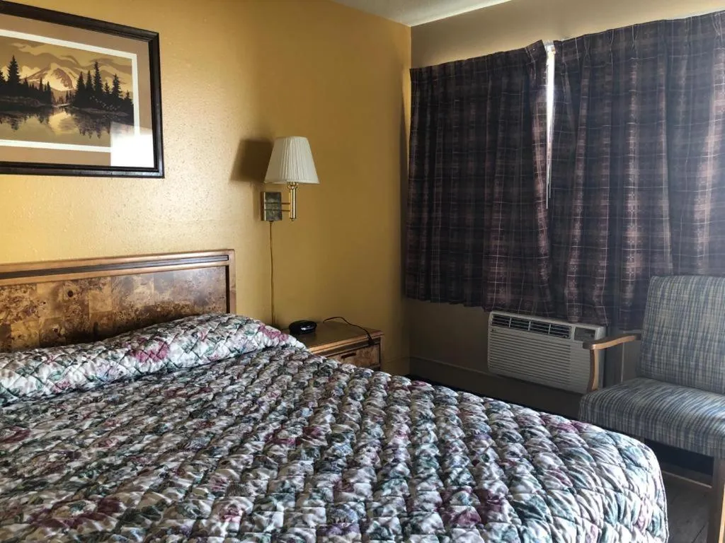 Bed in Knights Inn - Baker City