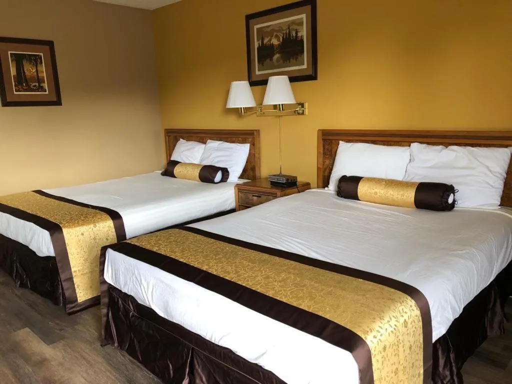 Bed in Knights Inn - Baker City