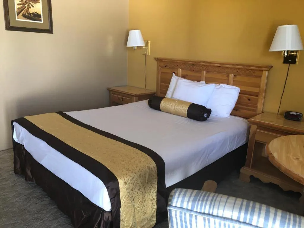 Bed in Knights Inn - Baker City