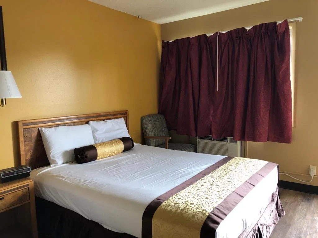 Bed in Knights Inn - Baker City