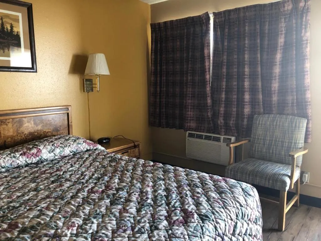 Bed in Knights Inn - Baker City