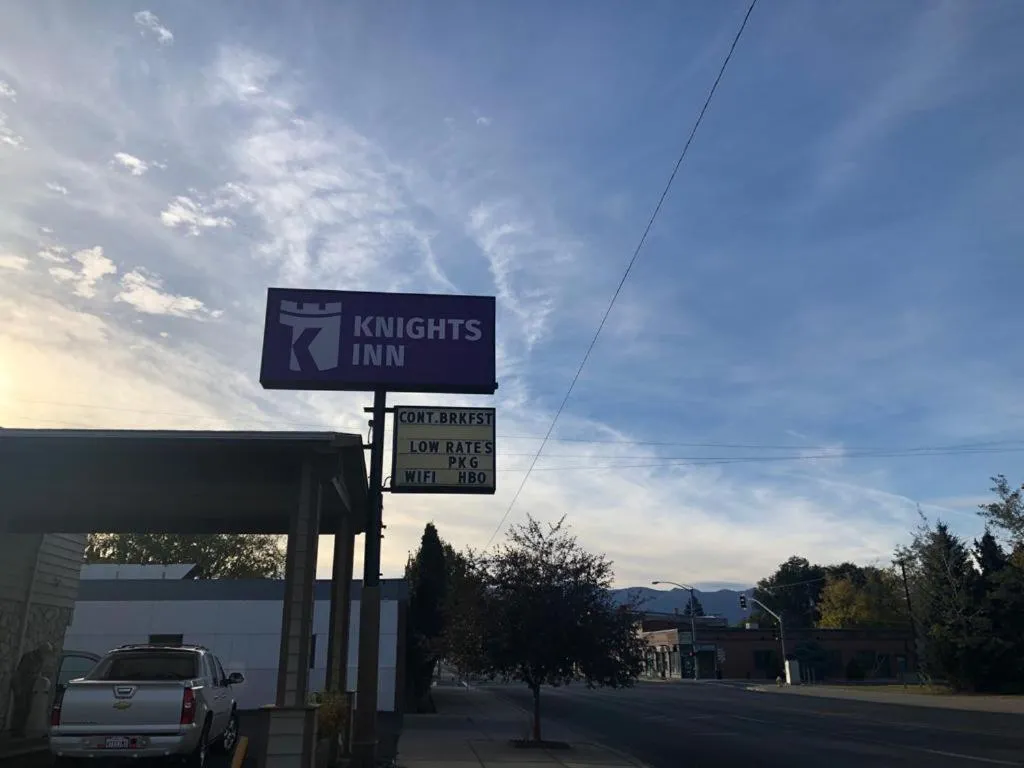 Knights Inn - Baker City