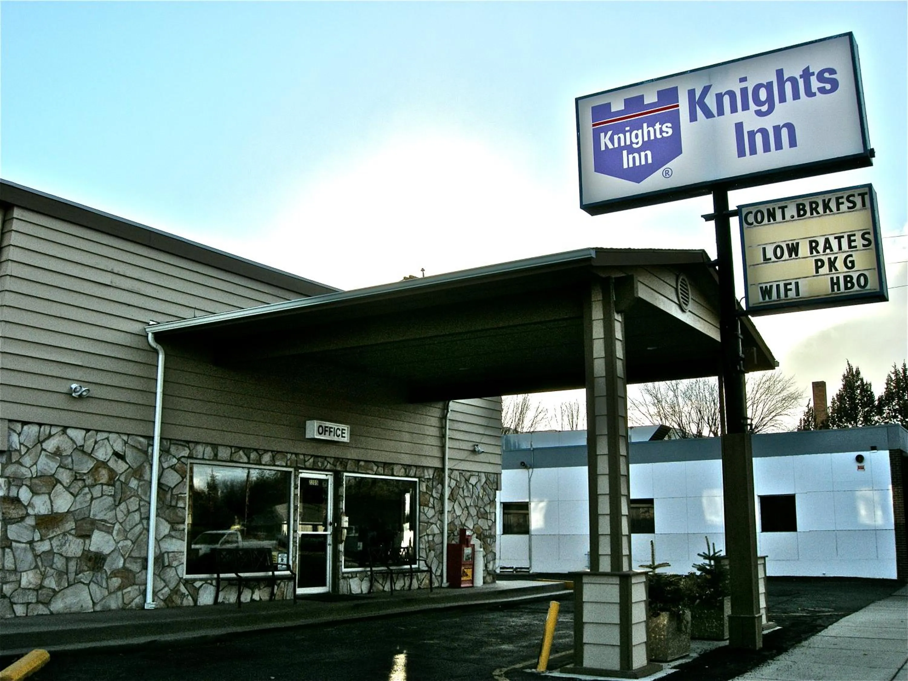 Facade/entrance in Knights Inn - Baker City