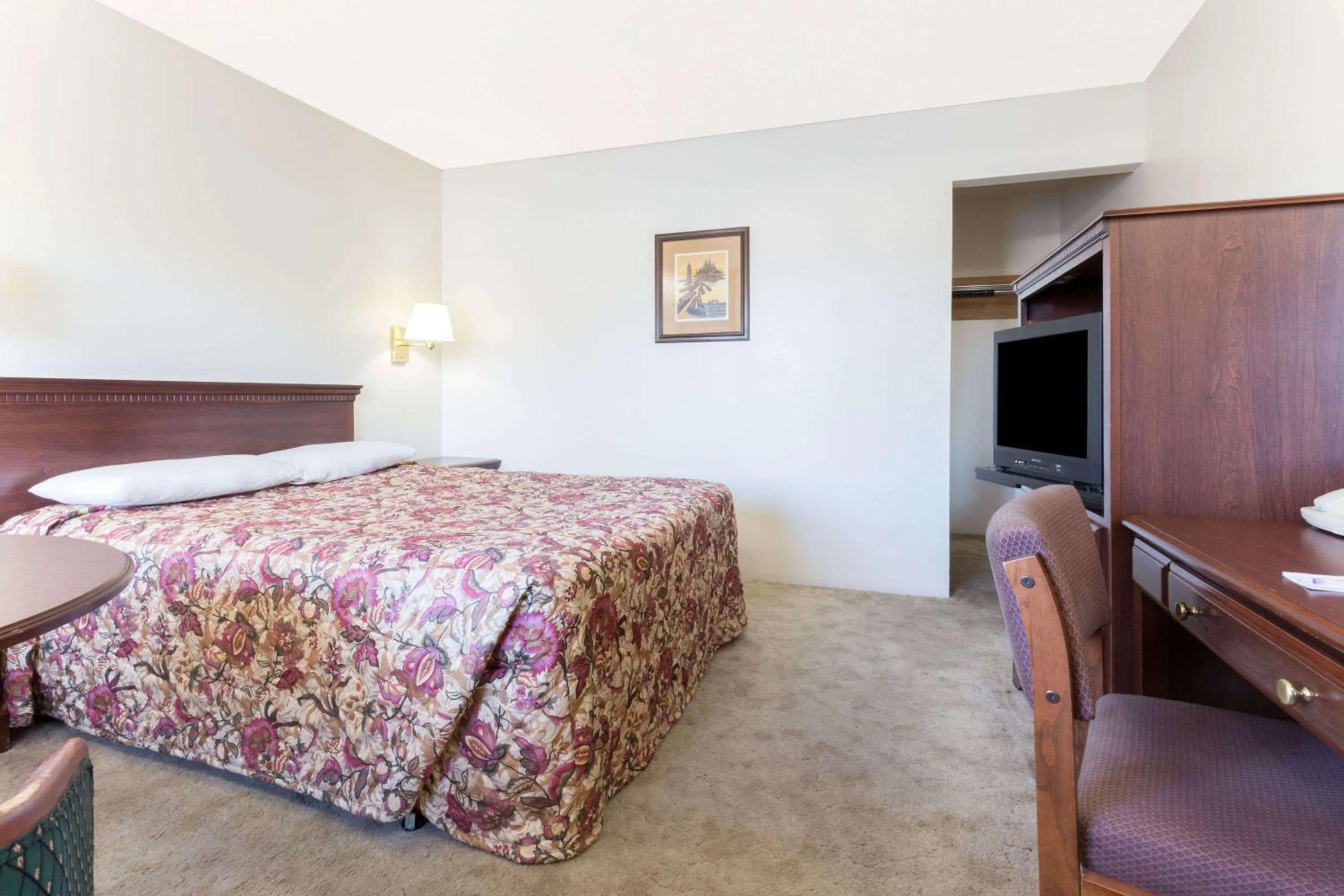 Photo of the whole room, Bed in Knights Inn - Baker City