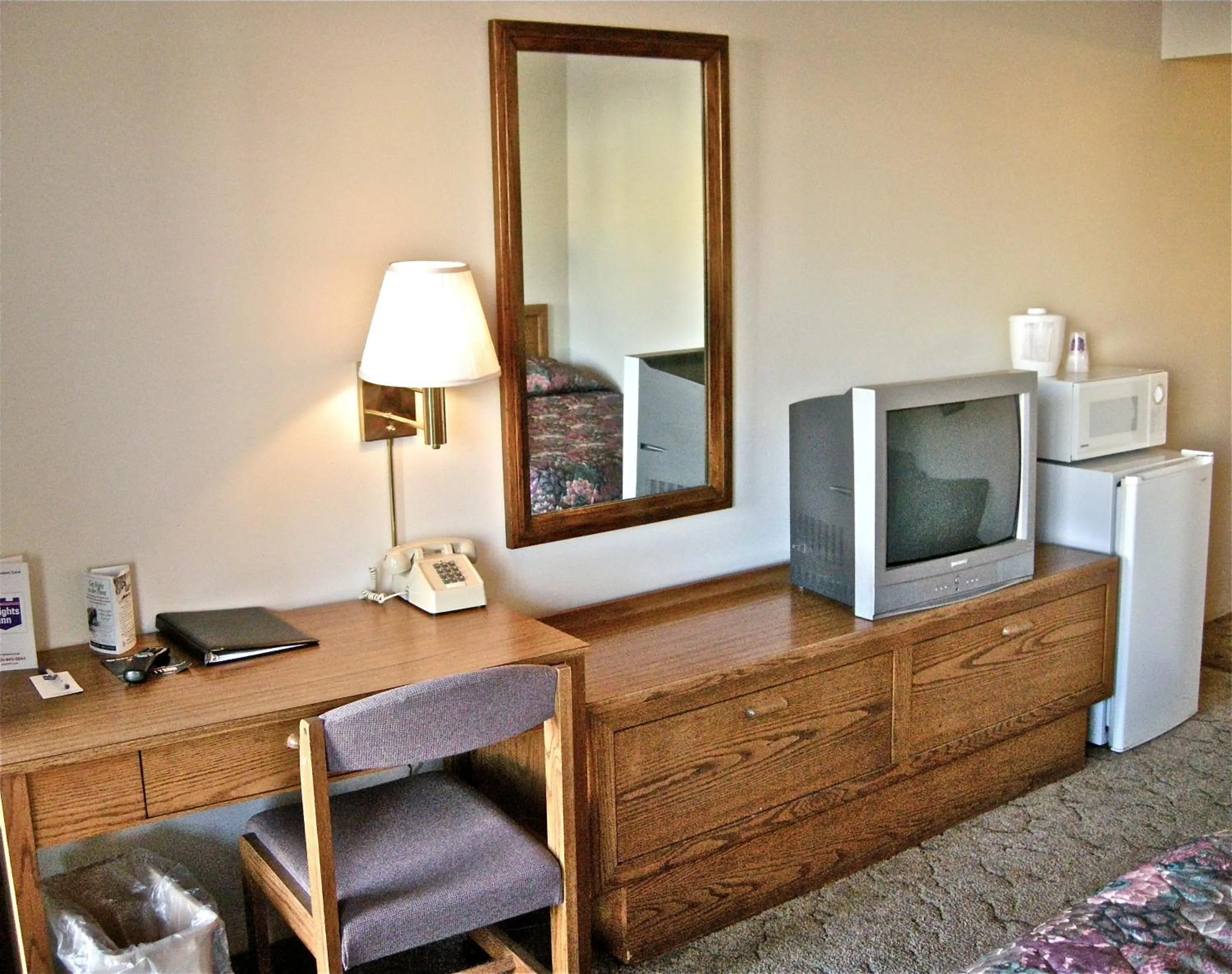 TV and multimedia in Knights Inn - Baker City