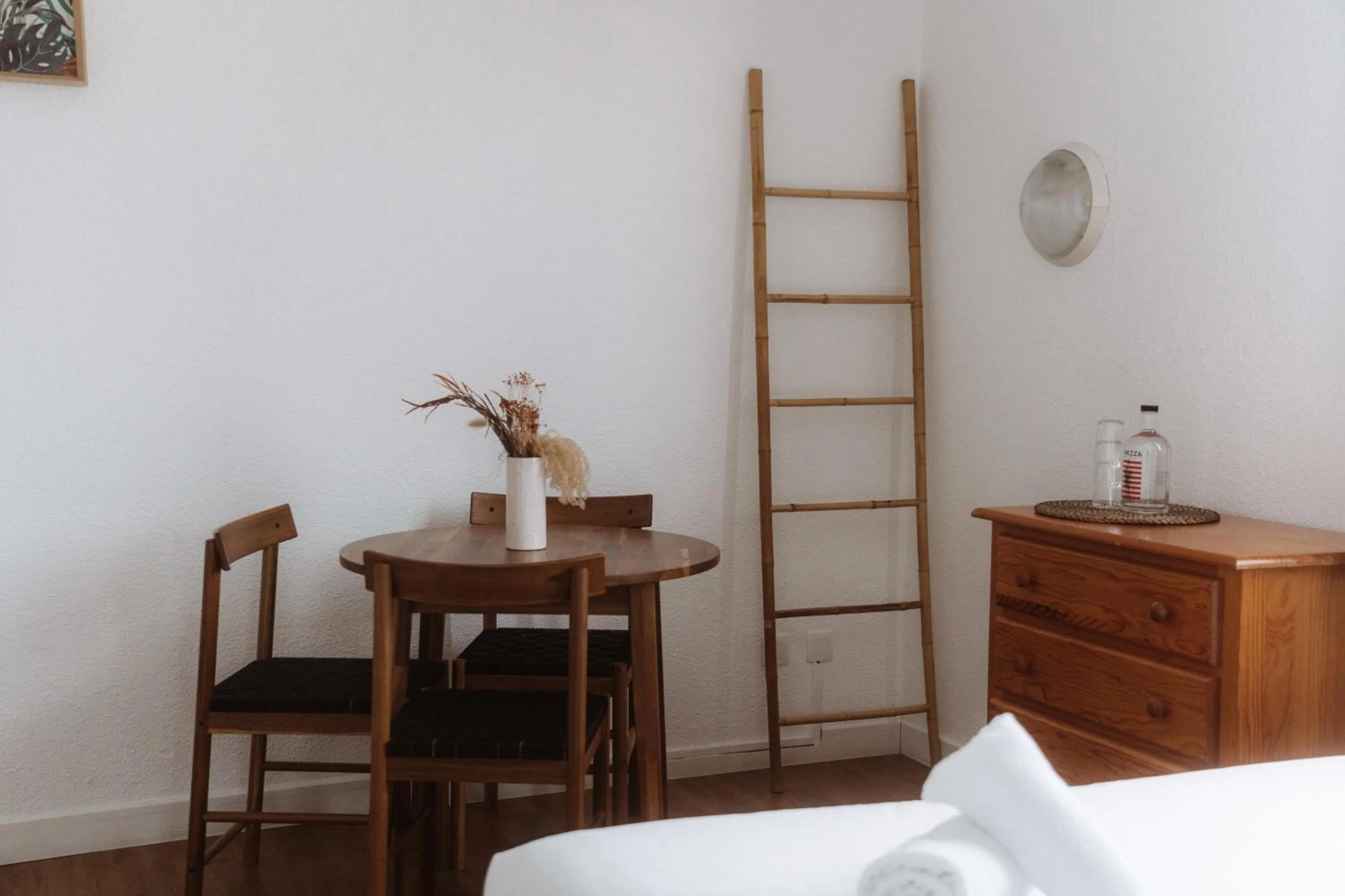 Photo of the whole room in Hôtel Les Fougères - Hossegor