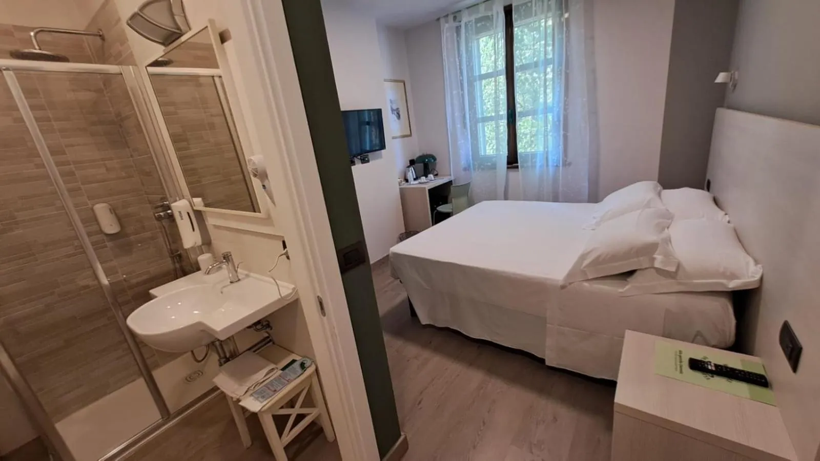 Photo of the whole room, Bed in Ducathotel