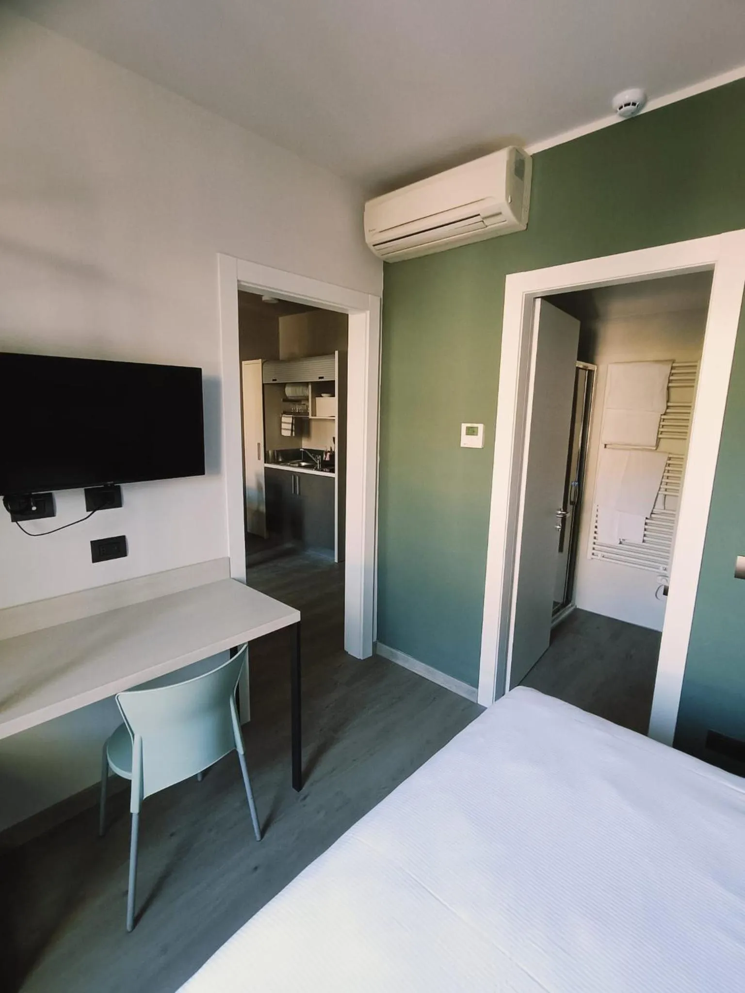 Photo of the whole room, Bed in Ducathotel