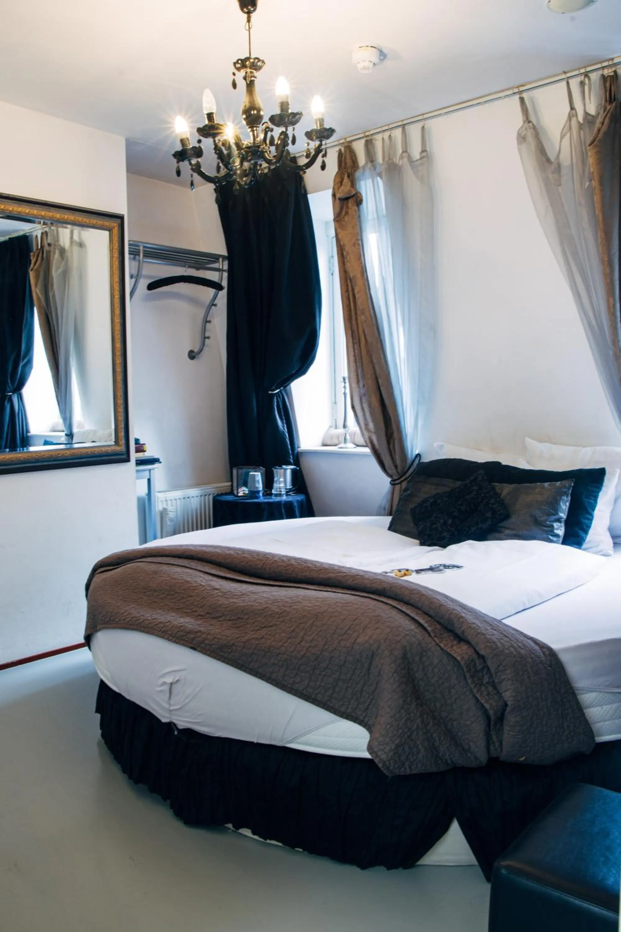 Photo of the whole room, Bed in ClinkCoco