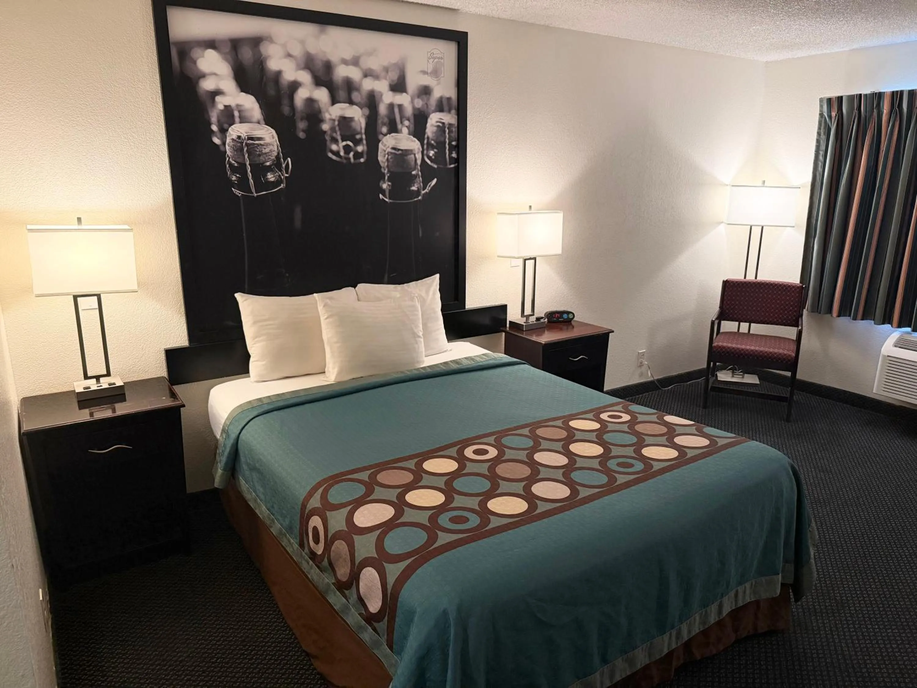 Bedroom, Bed in Super 8 by Wyndham Selma/Fresno Area