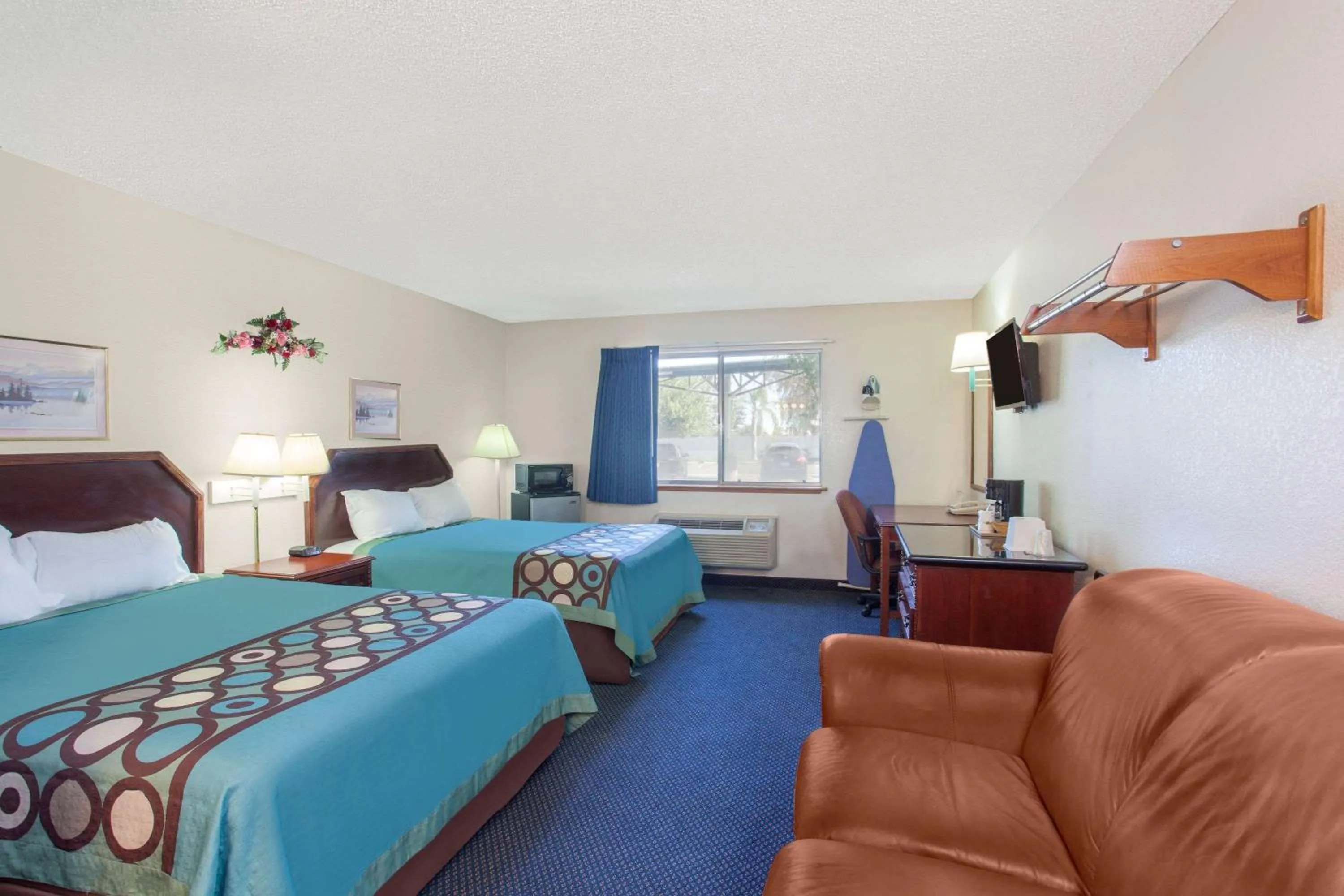 Photo of the whole room, Bed in Super 8 by Wyndham Selma/Fresno Area
