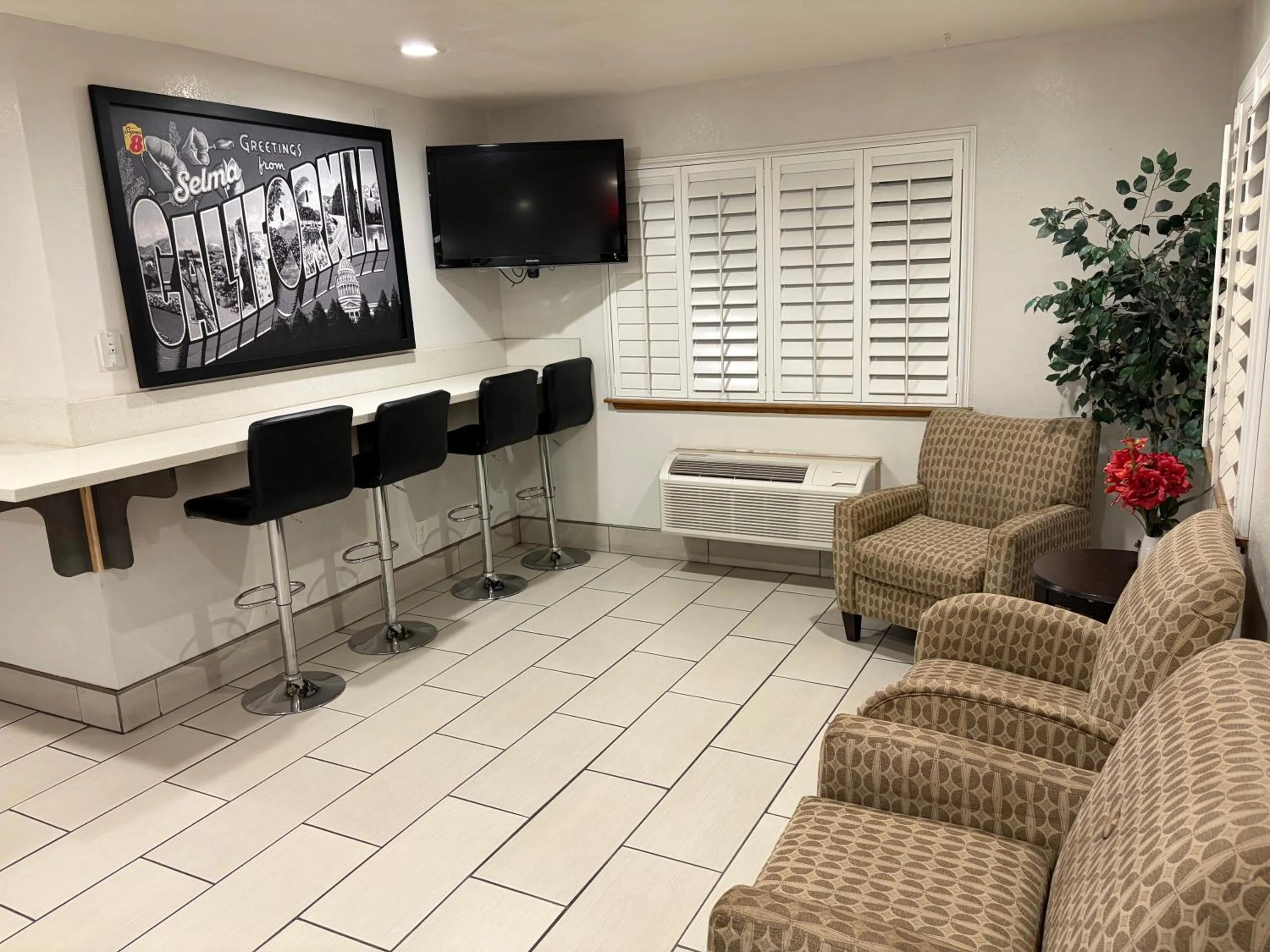 Seating area in Super 8 by Wyndham Selma/Fresno Area