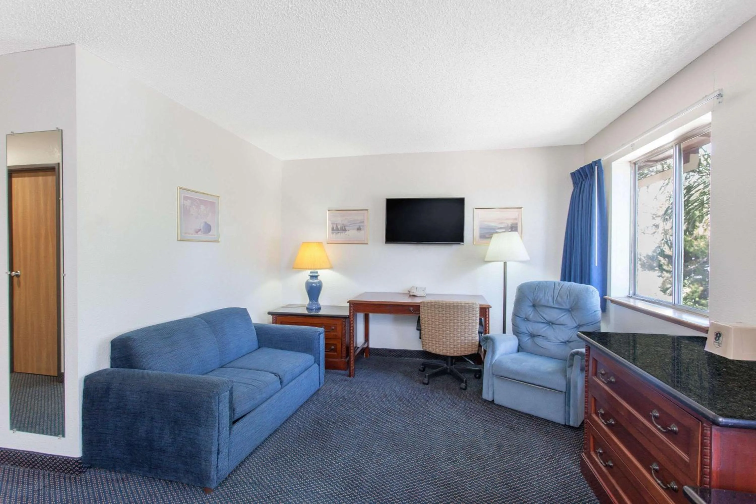 Photo of the whole room in Super 8 by Wyndham Selma/Fresno Area