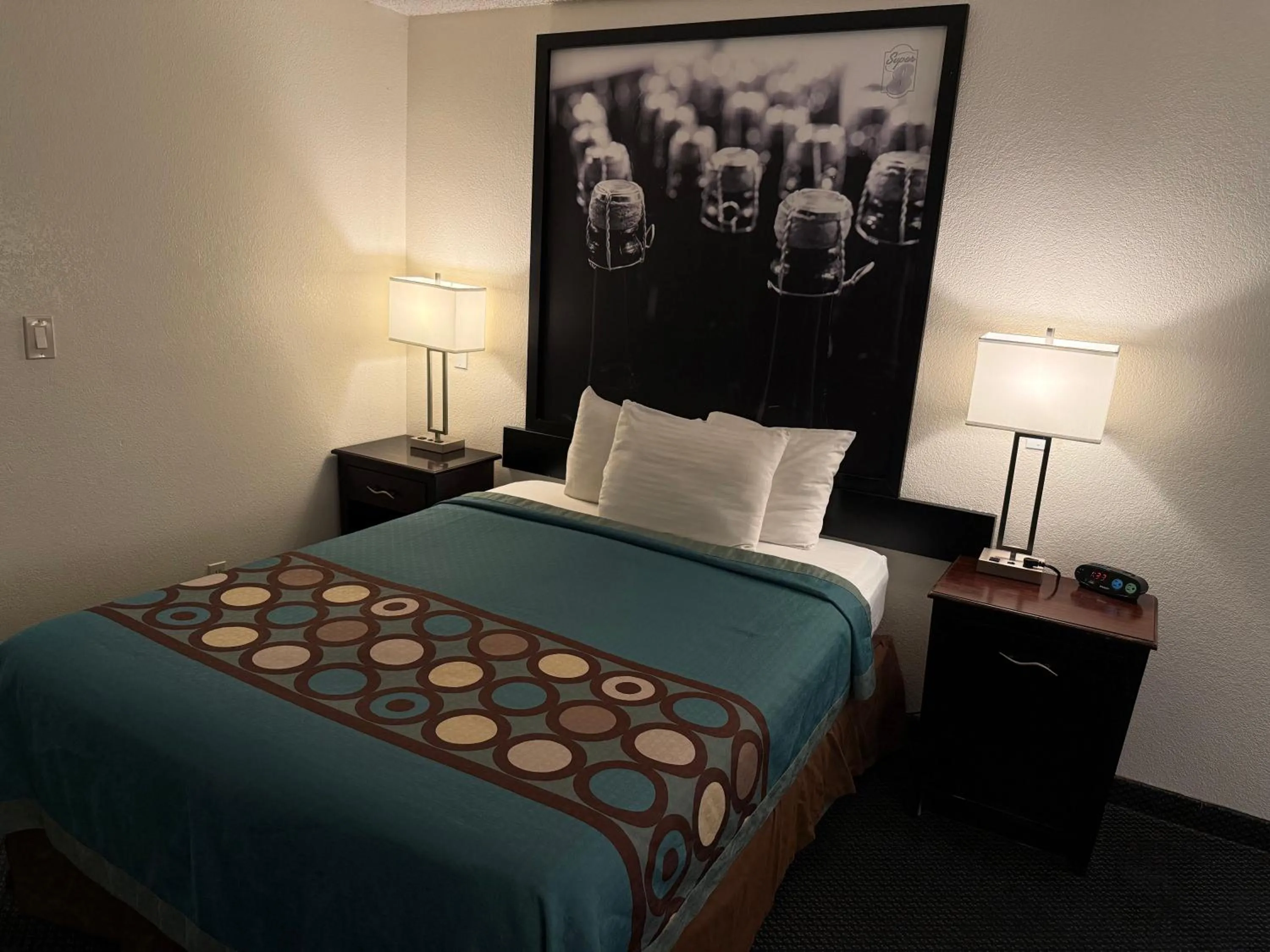Bedroom, Bed in Super 8 by Wyndham Selma/Fresno Area