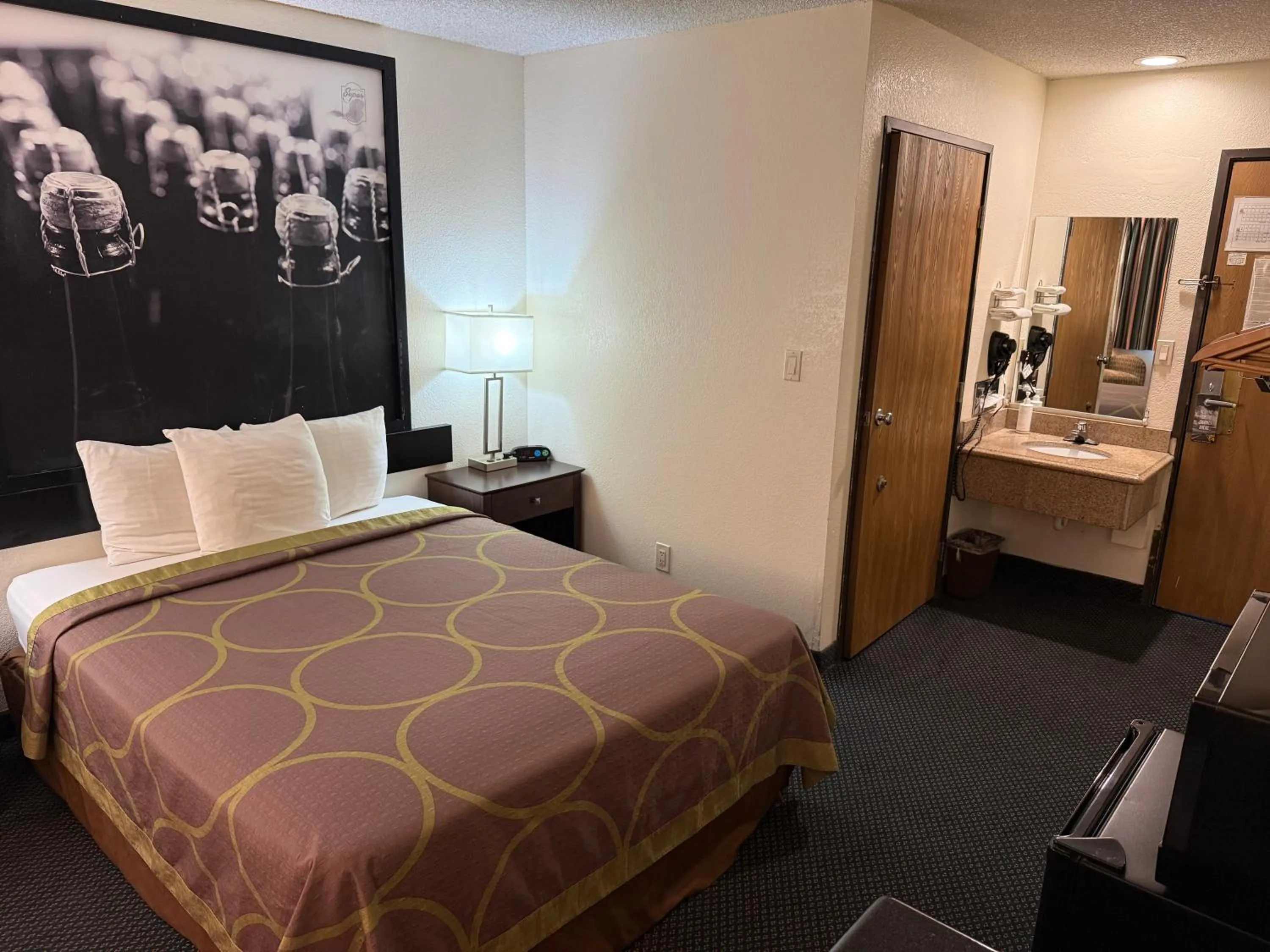 Bedroom, Bed in Super 8 by Wyndham Selma/Fresno Area