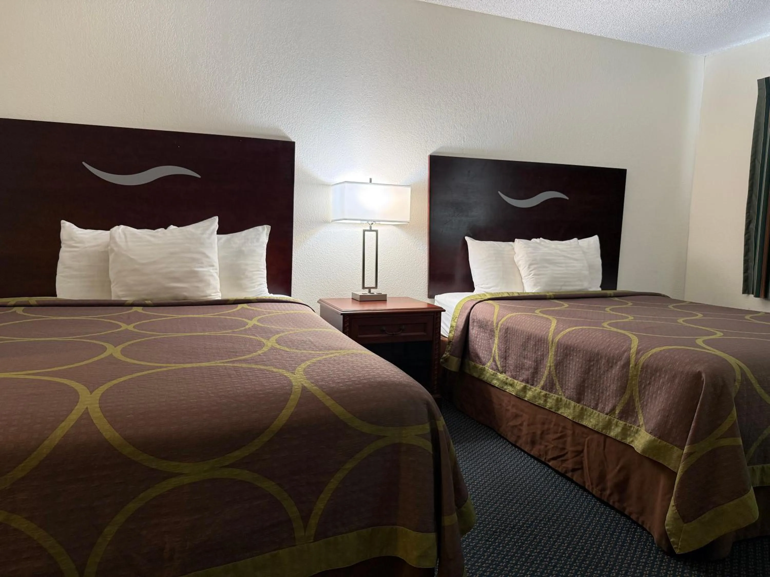 Bedroom, Bed in Super 8 by Wyndham Selma/Fresno Area