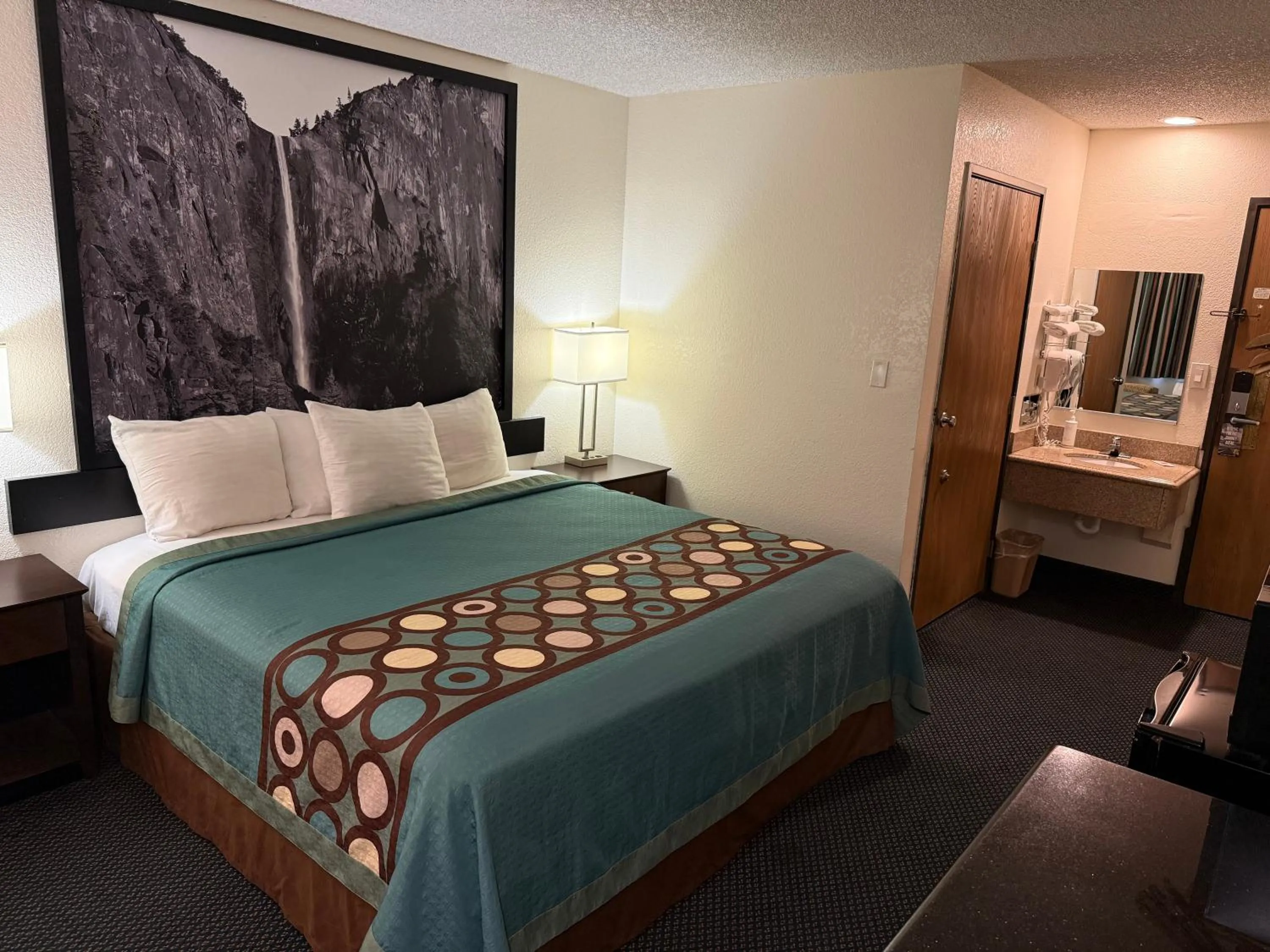 Bedroom, Bed in Super 8 by Wyndham Selma/Fresno Area