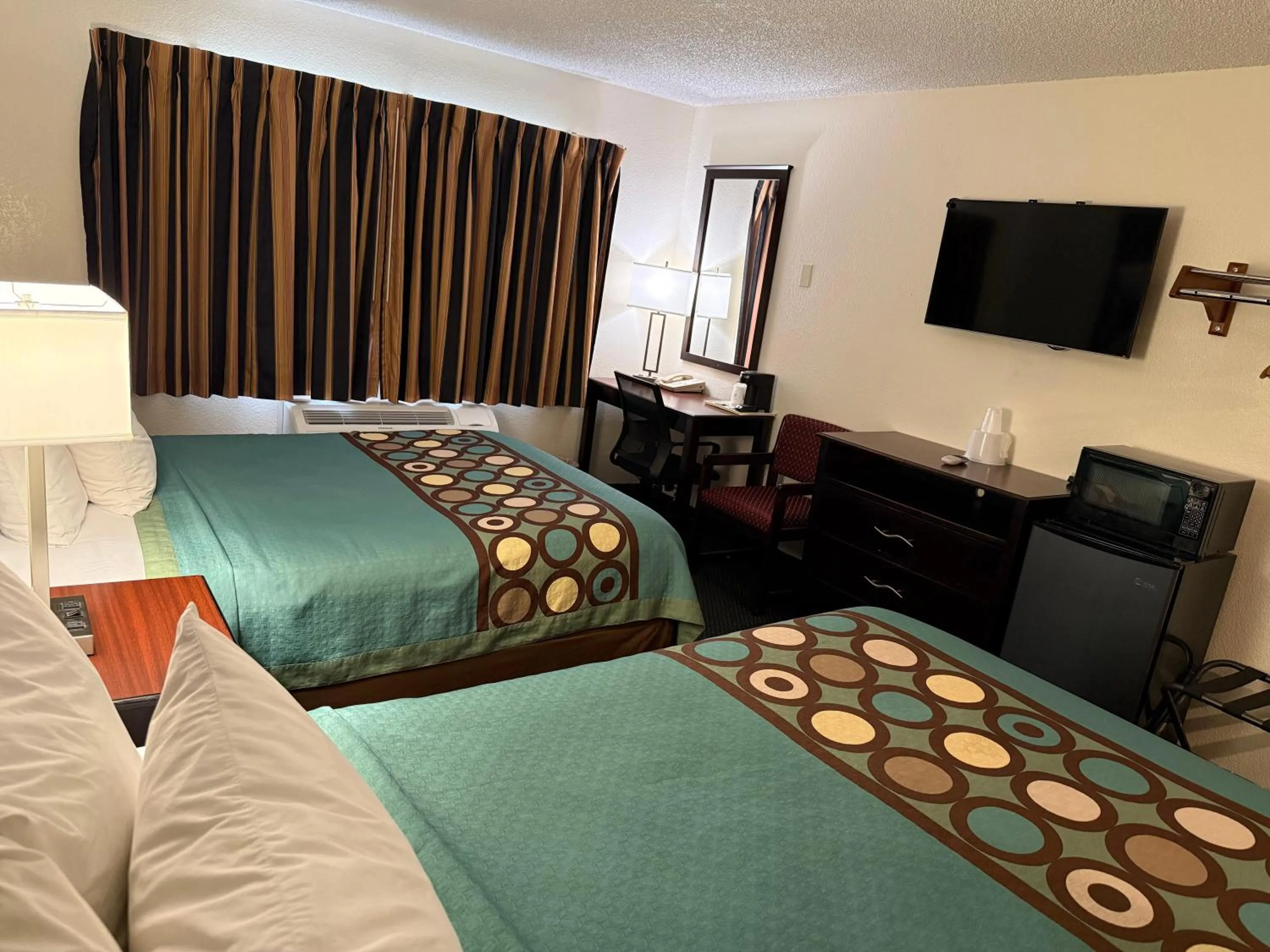 Bedroom, Bed in Super 8 by Wyndham Selma/Fresno Area