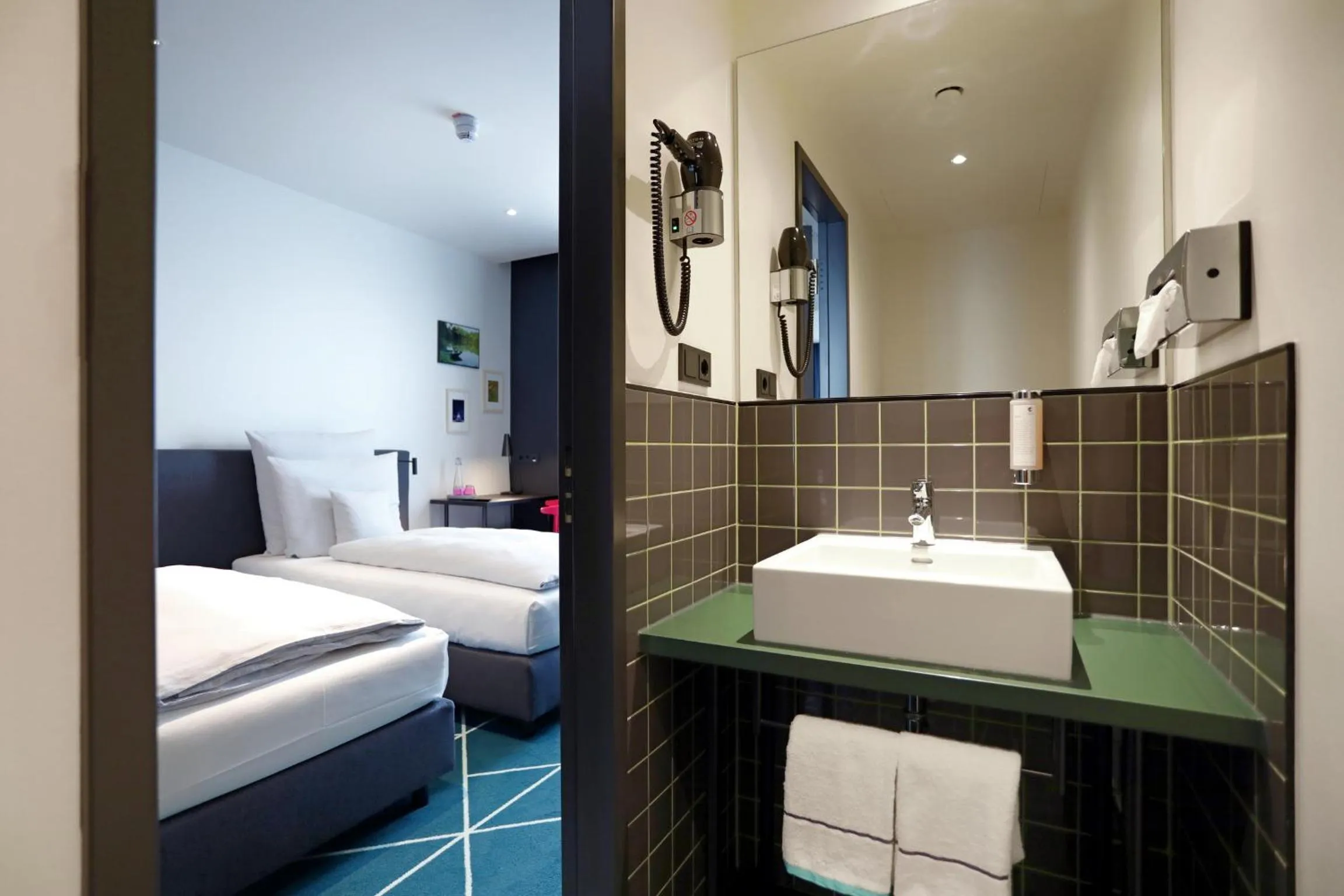 Restaurant/places to eat, Bed in sander Hotel