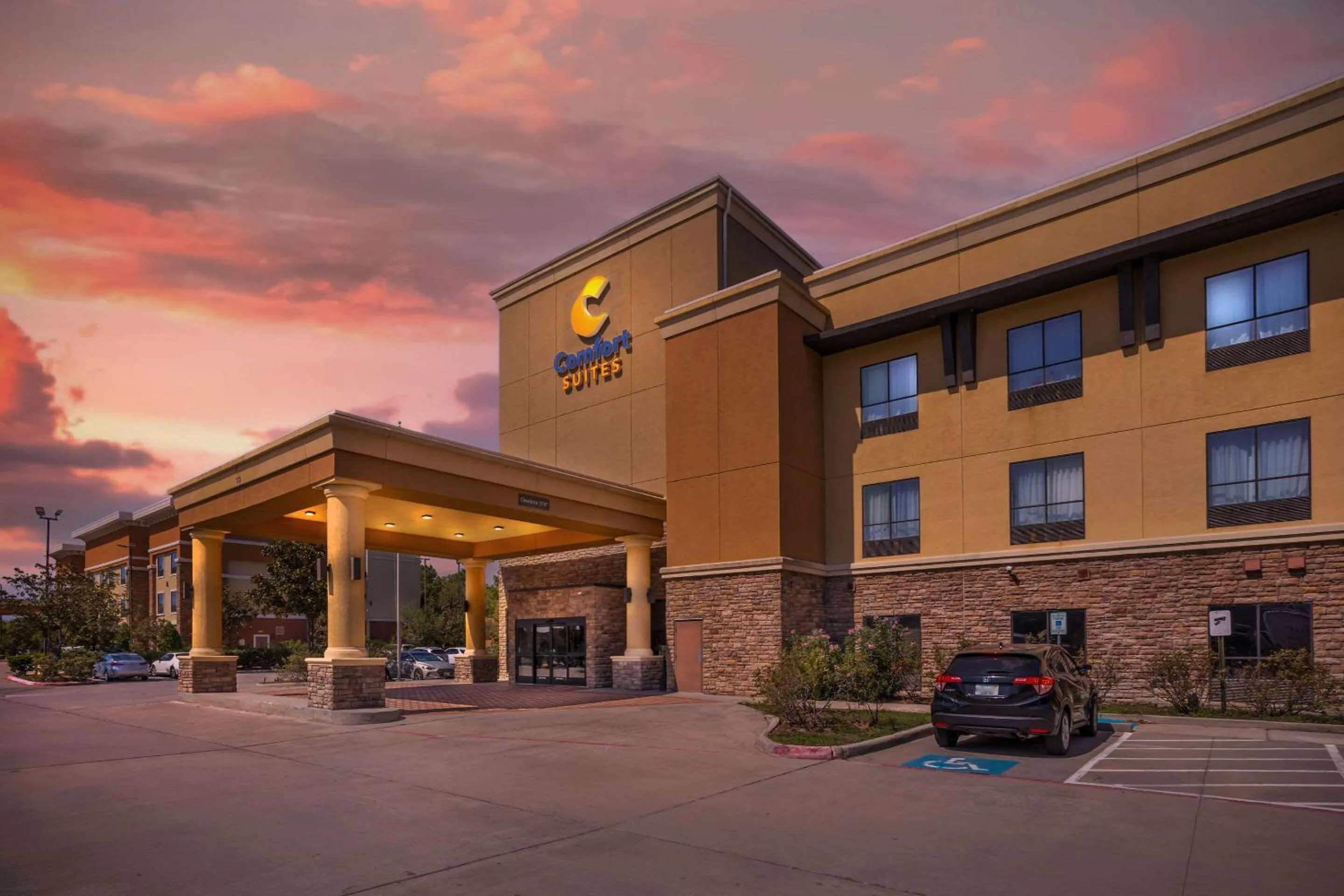 Property building in Comfort Suites Old Town Spring