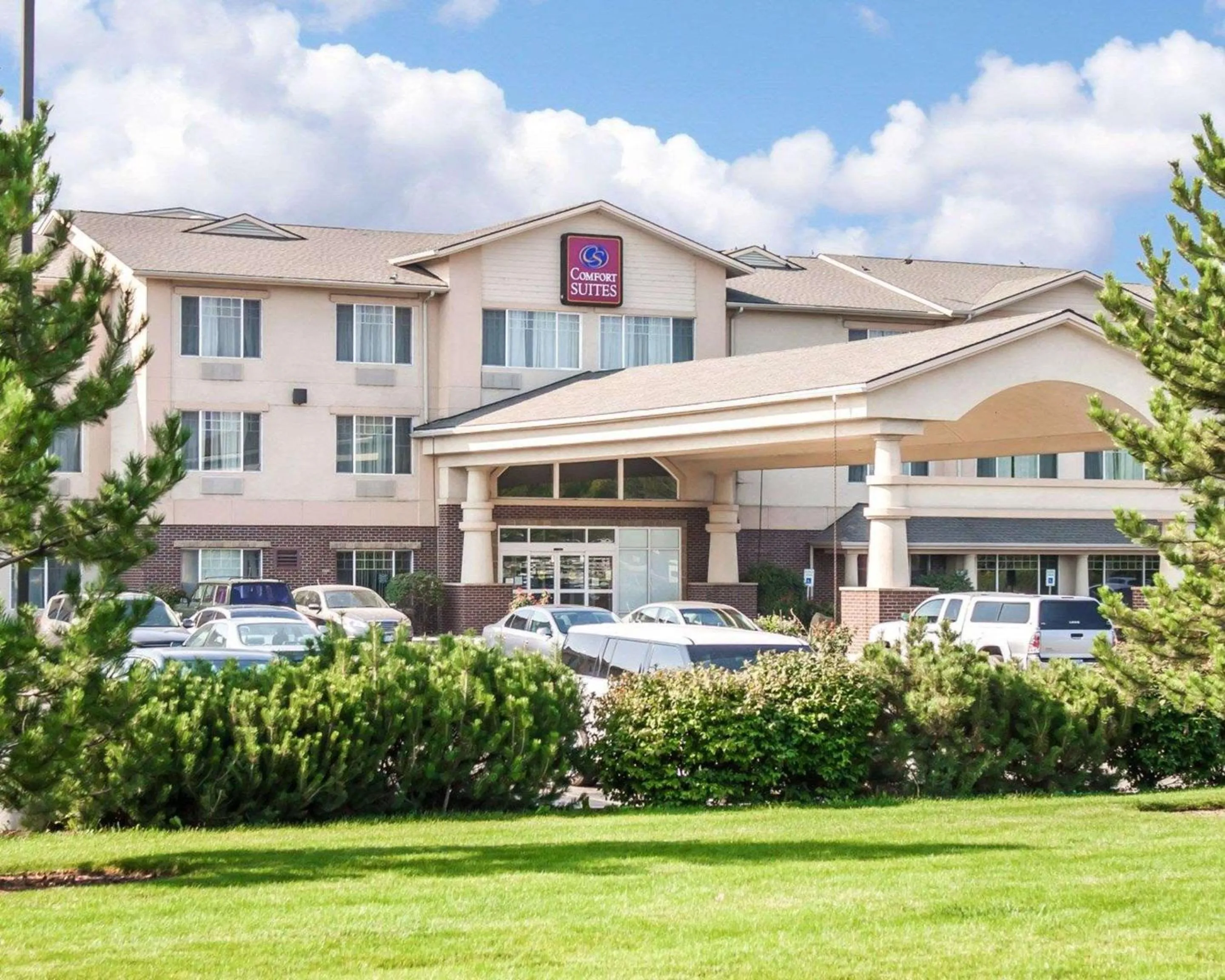Property building in Comfort Suites Airport
