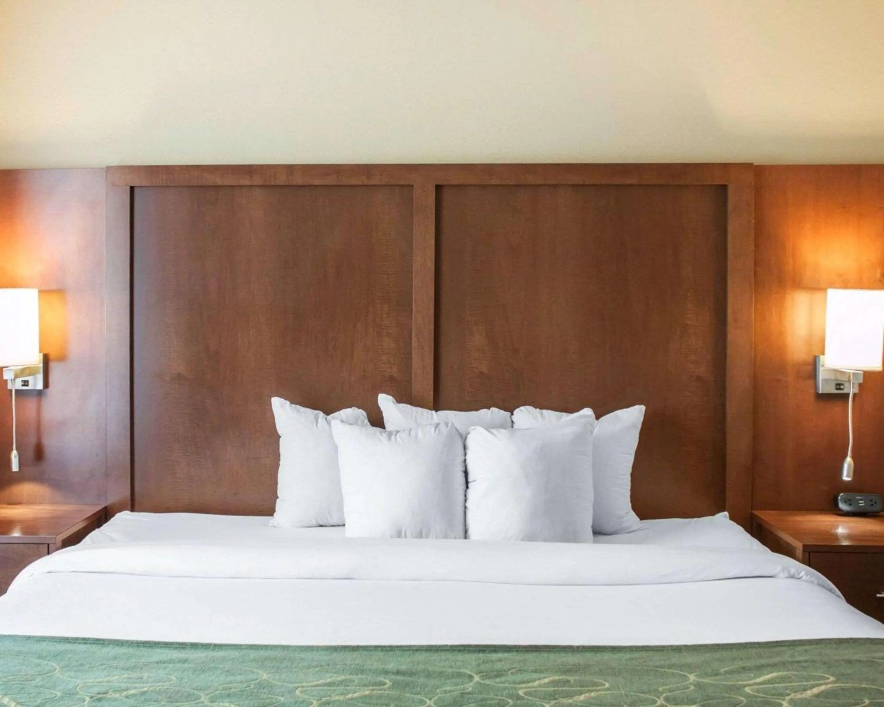 Photo of the whole room, Bed in Comfort Suites Airport