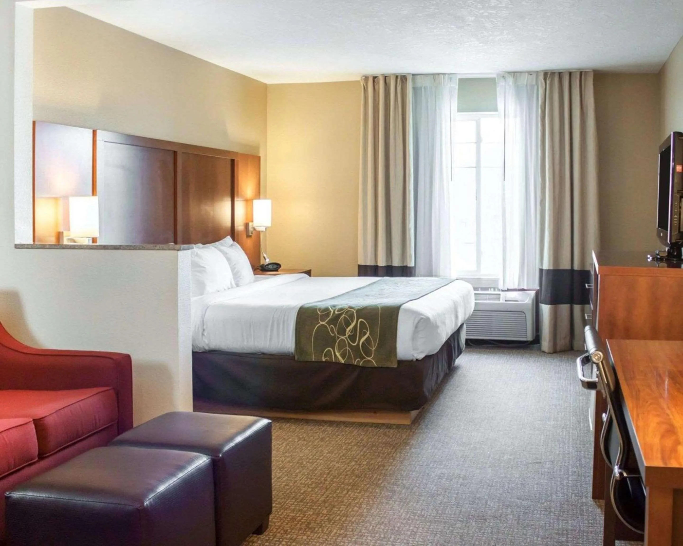 Photo of the whole room, Bed in Comfort Suites Airport