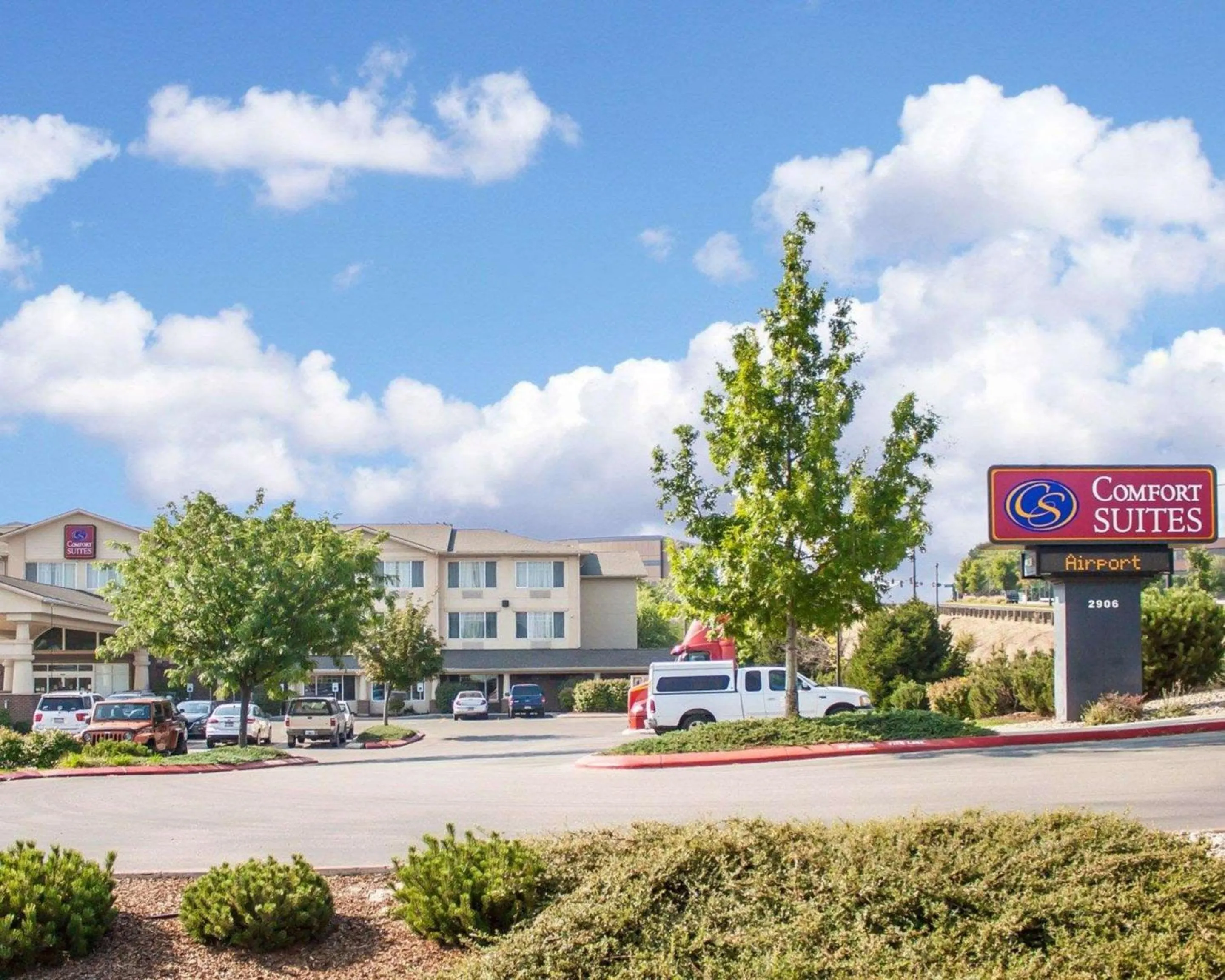 Property building in Comfort Suites Airport