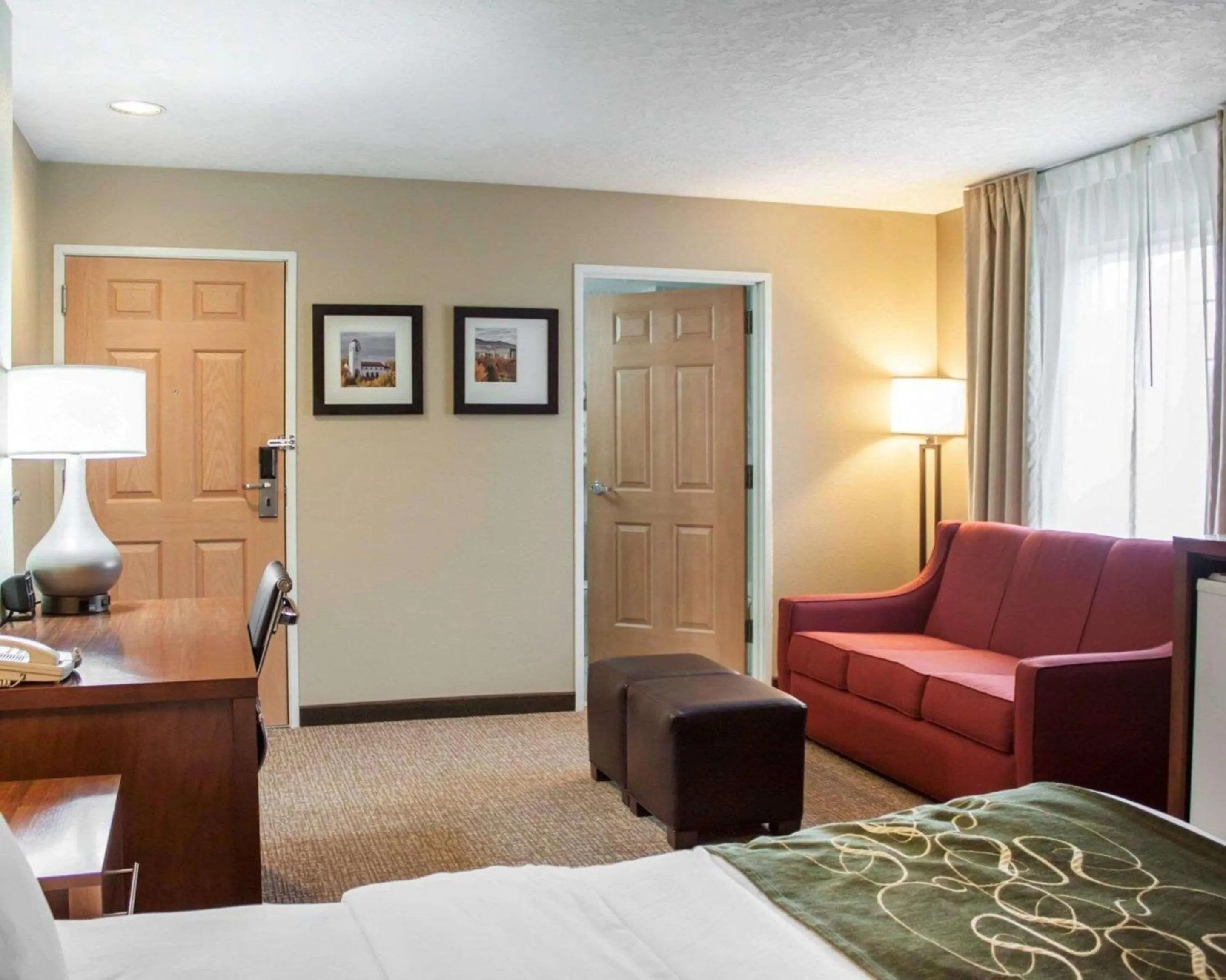 Photo of the whole room, Bed in Comfort Suites Airport