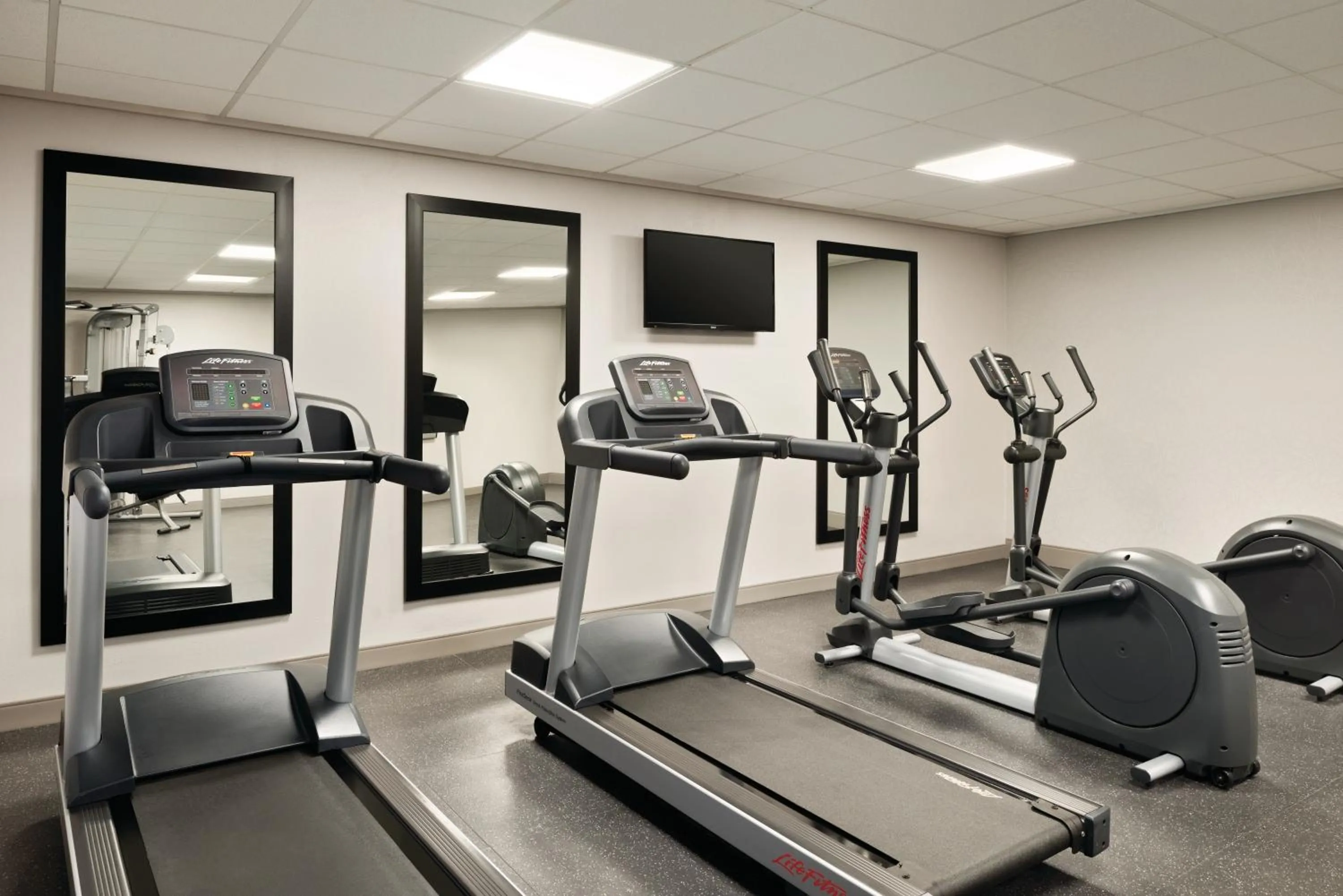 Fitness centre/facilities in Country Inn & Suites by Radisson, Erlanger - Cincinnati South