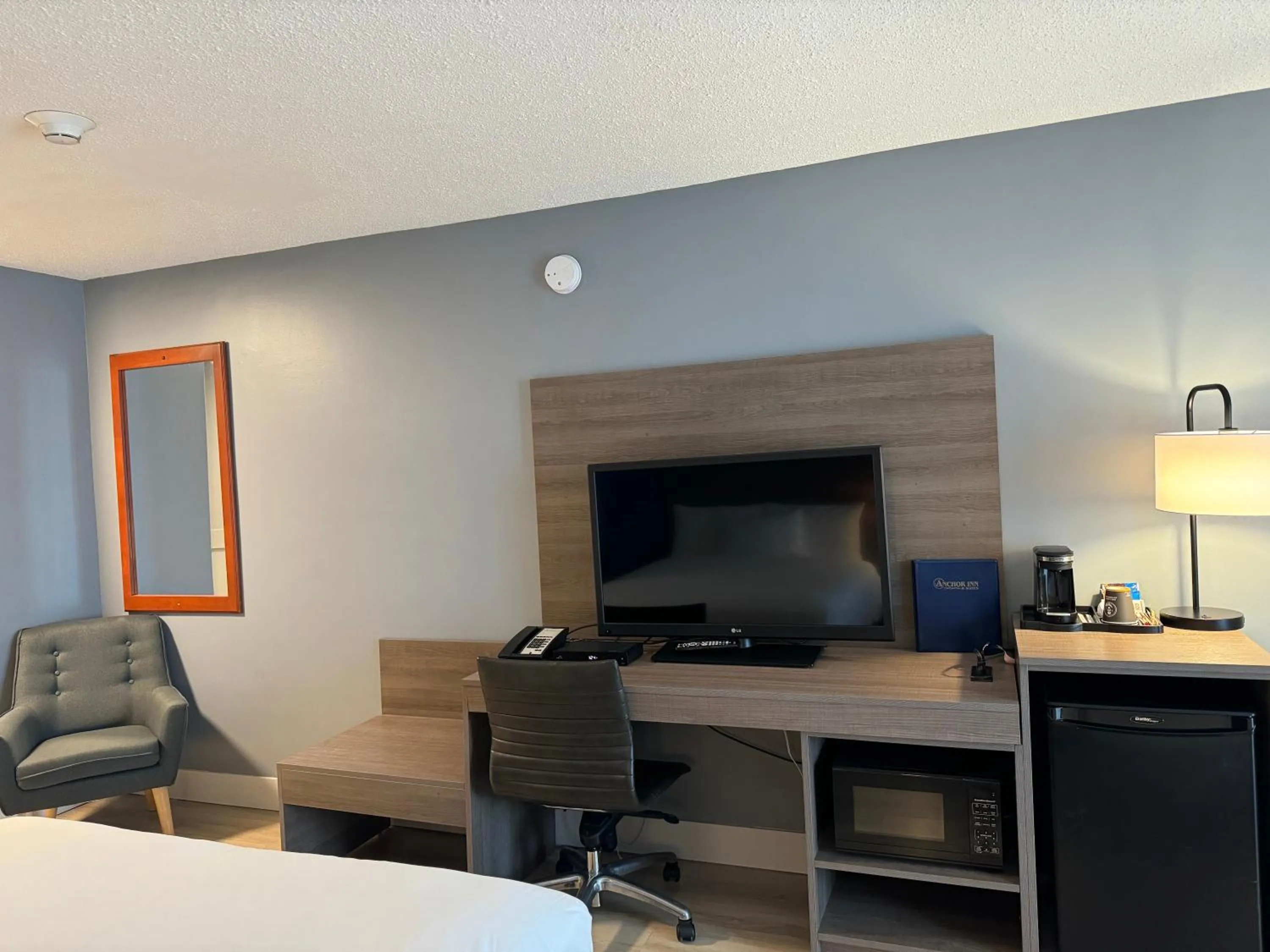 TV and multimedia in Anchor Inn and Suites