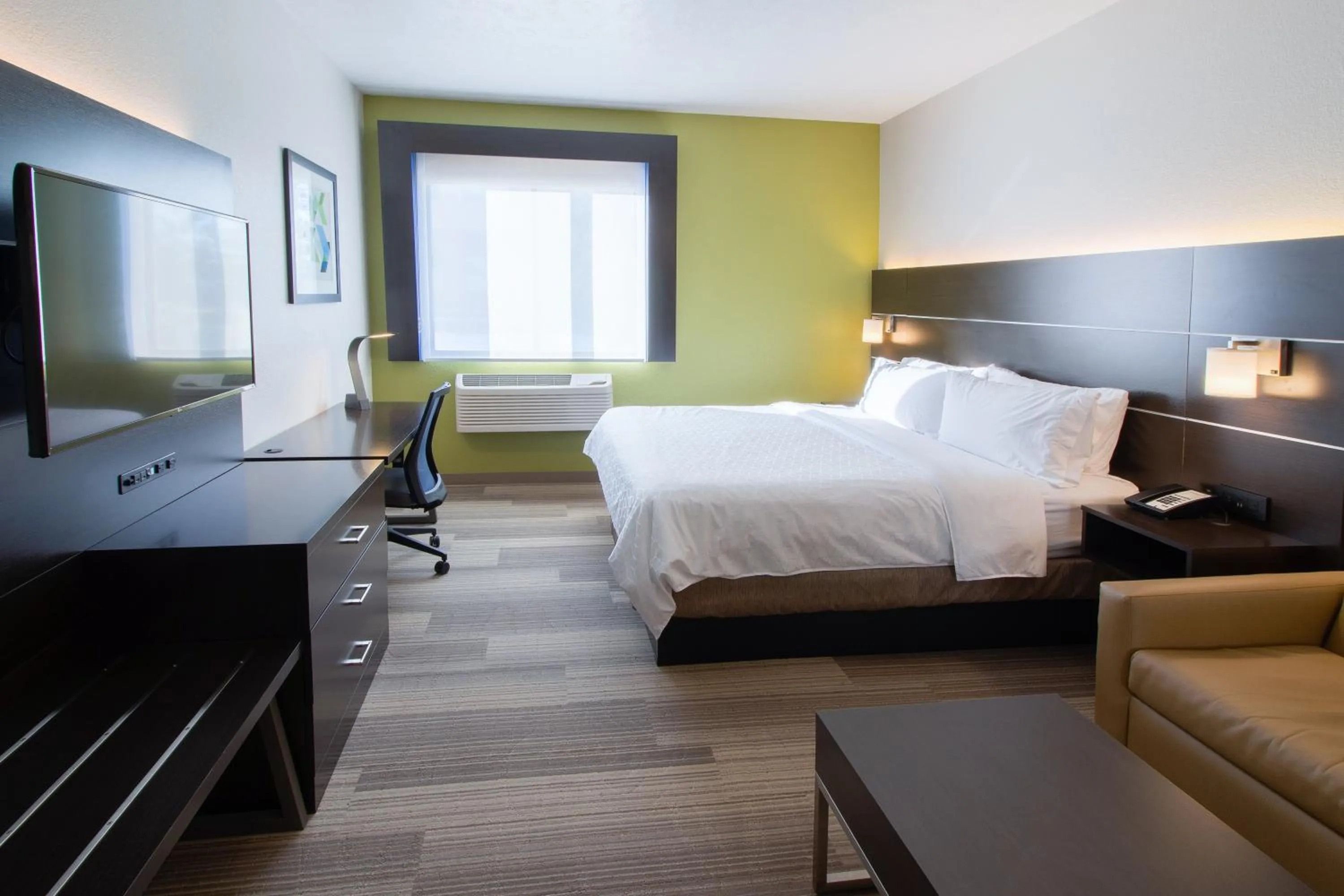 Bedroom, Bed in Holiday Inn Express & Suites - Worthington by IHG