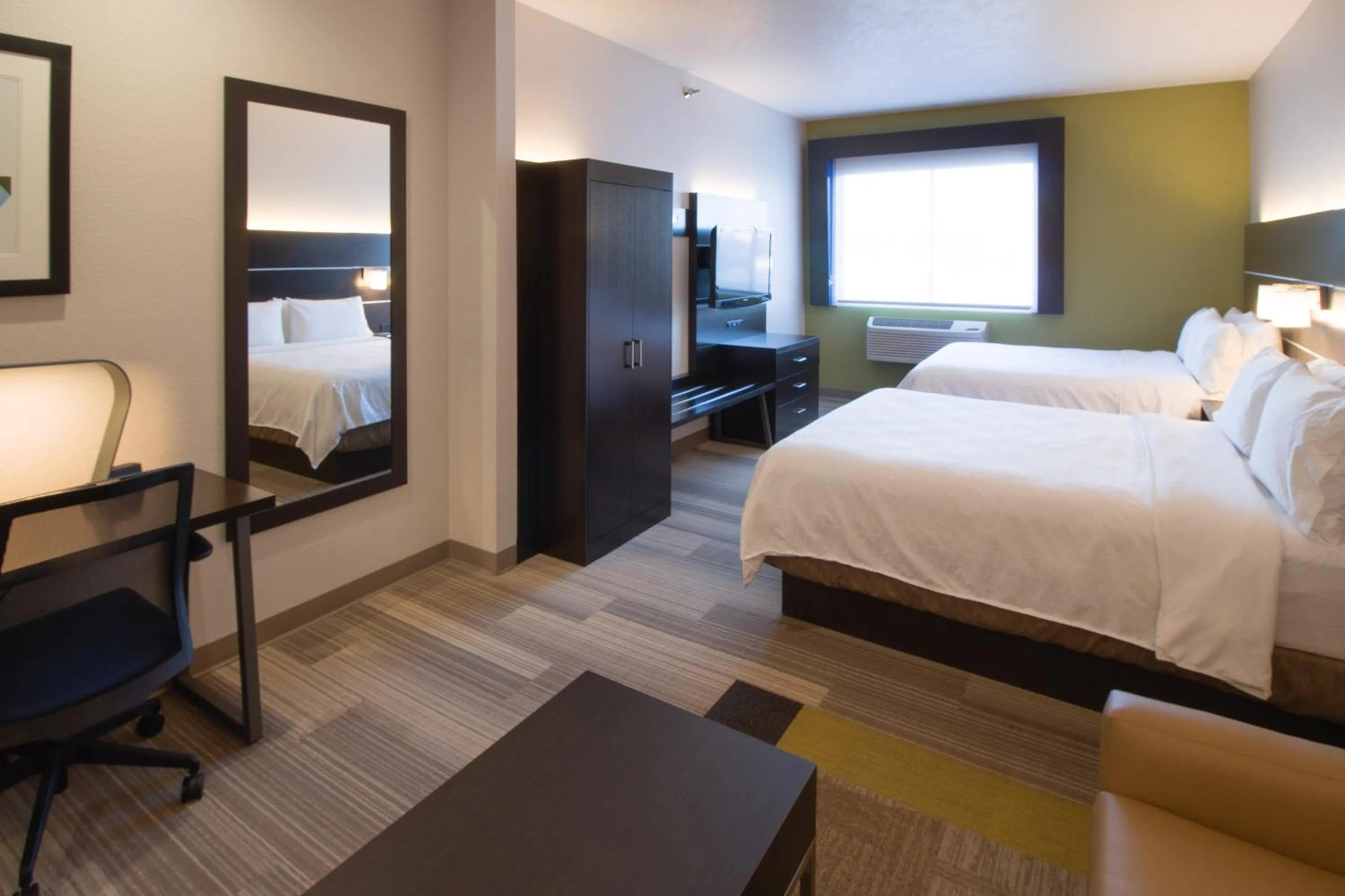 Photo of the whole room, Bed in Holiday Inn Express & Suites - Worthington by IHG