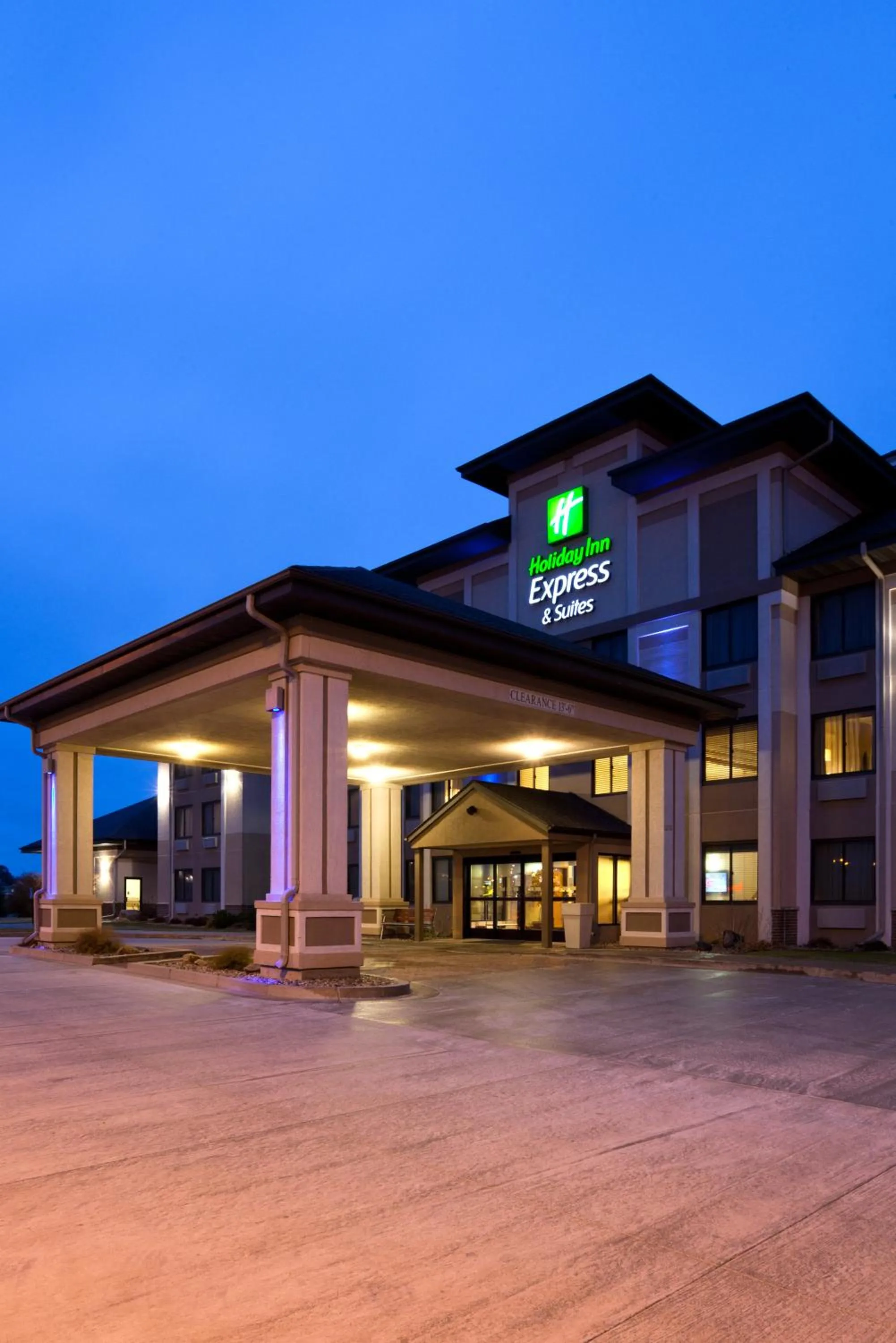 Property building in Holiday Inn Express & Suites - Worthington by IHG