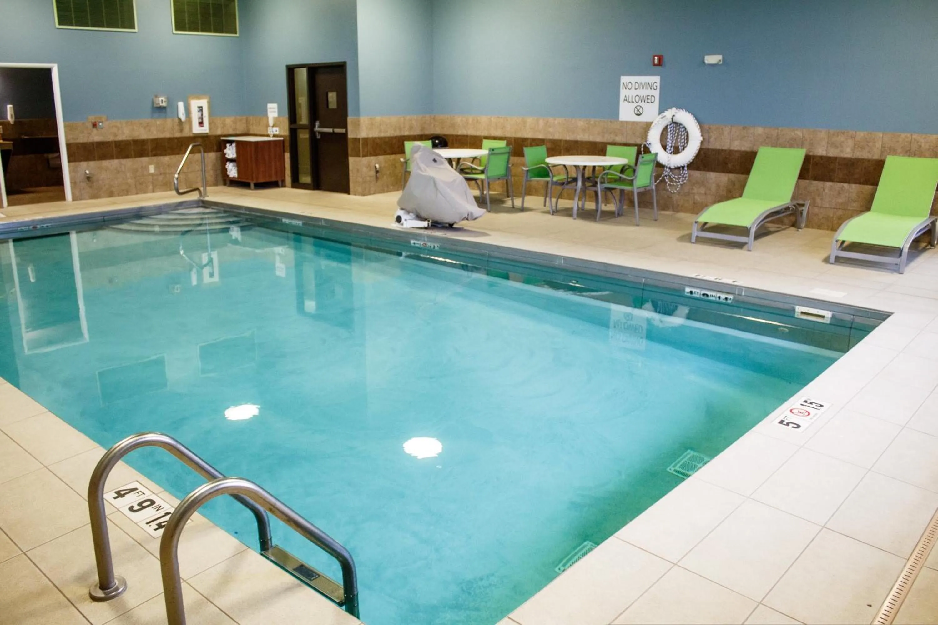 Swimming pool in Holiday Inn Express & Suites - Worthington by IHG