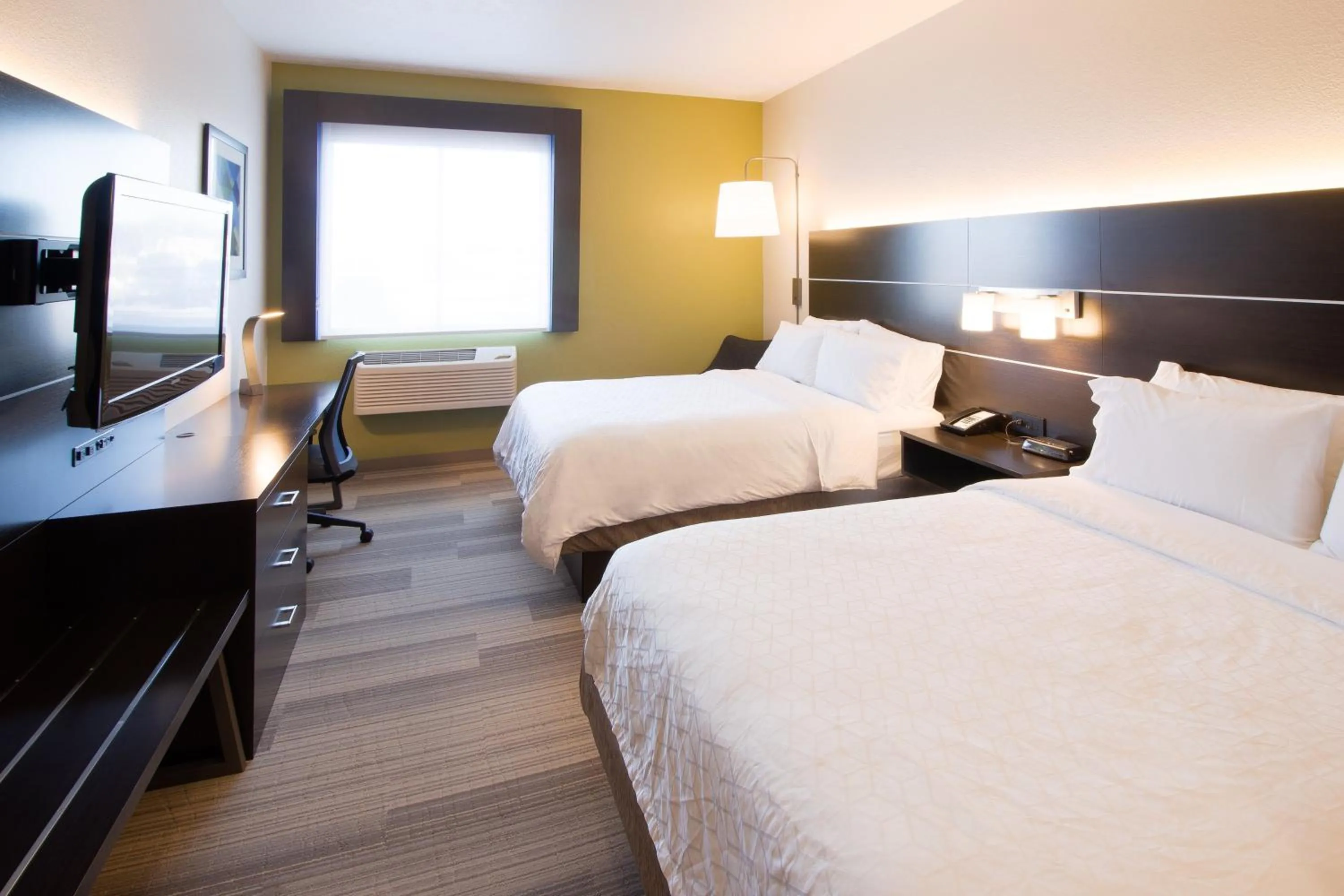 Photo of the whole room, Bed in Holiday Inn Express & Suites - Worthington by IHG