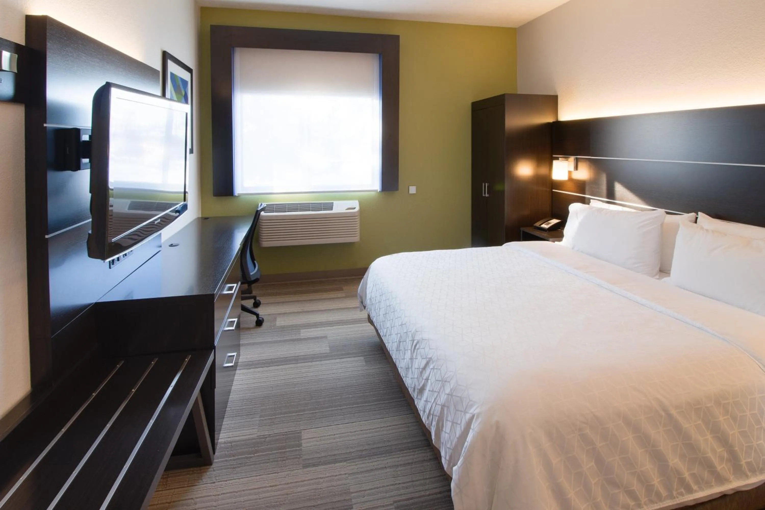 Photo of the whole room, Bed in Holiday Inn Express & Suites - Worthington by IHG