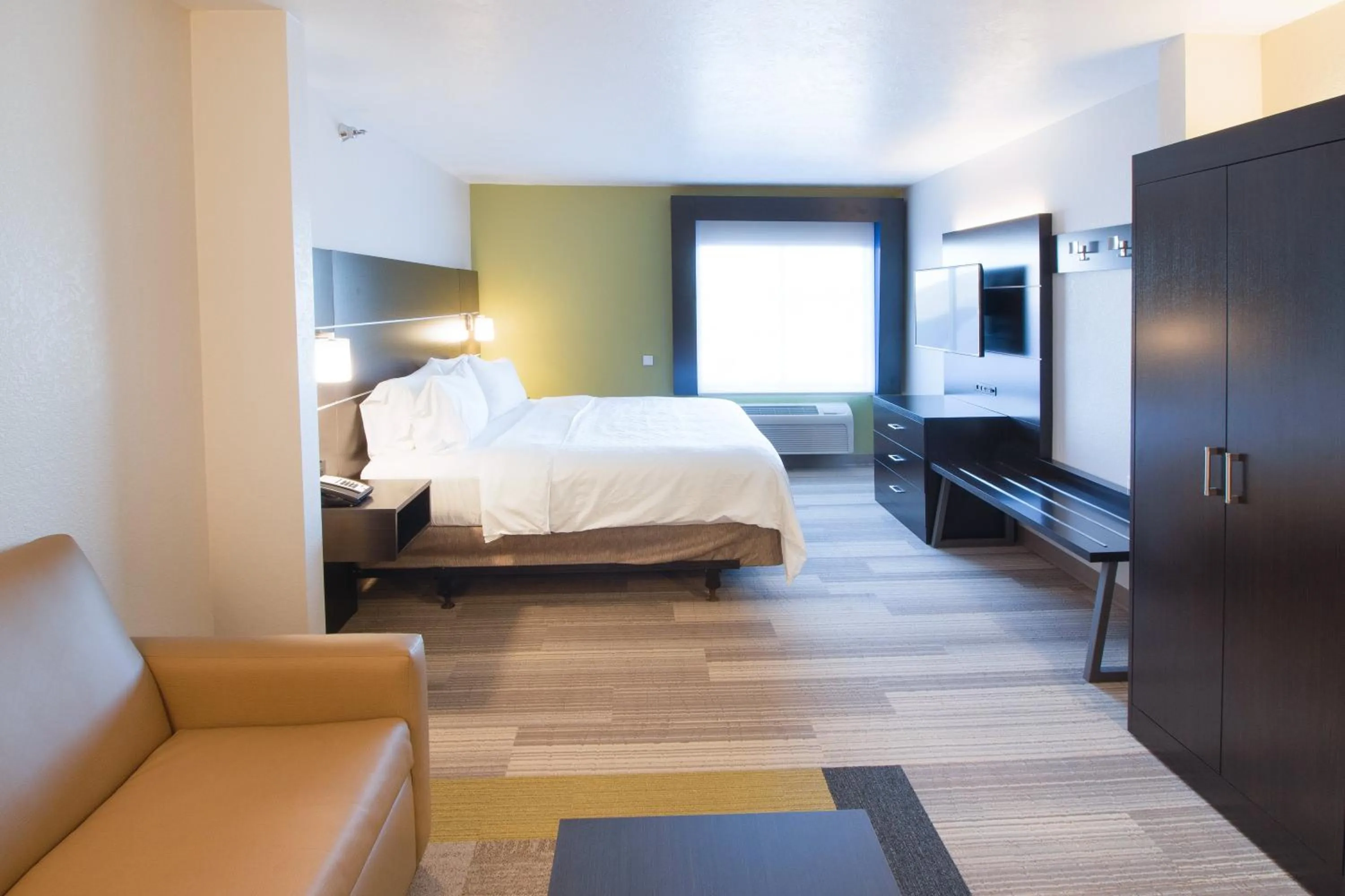 Photo of the whole room, Bed in Holiday Inn Express & Suites - Worthington by IHG
