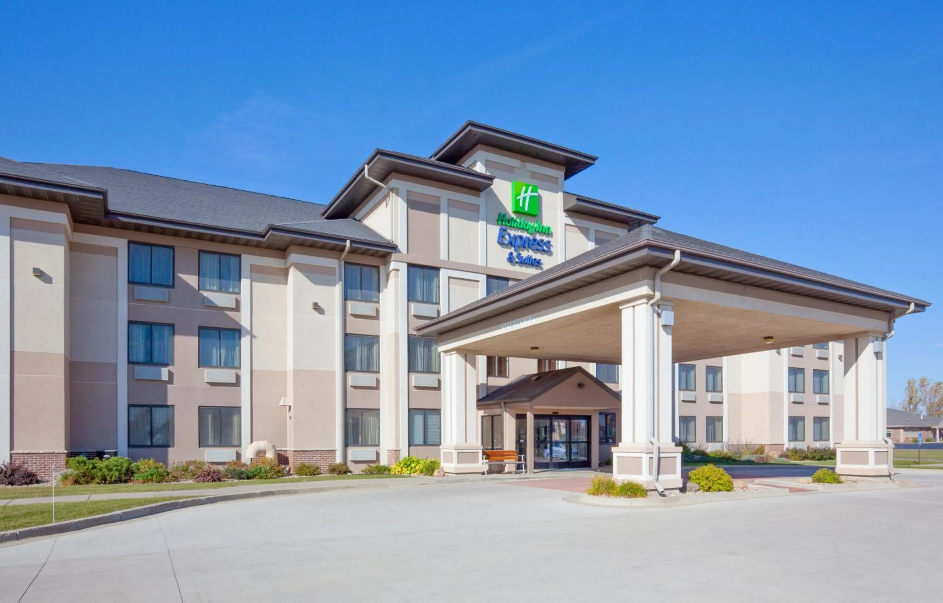 Property building in Holiday Inn Express & Suites - Worthington by IHG